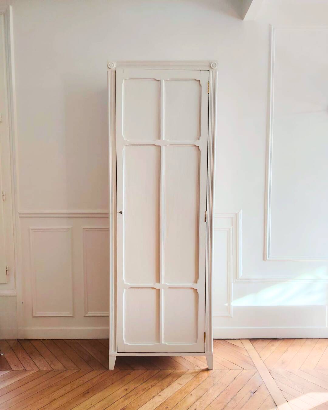 Armoire parisienne ancienne rénovée, années 1900-1920