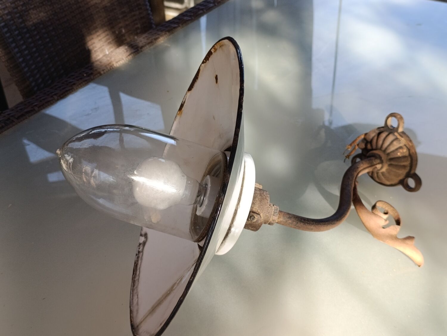 Industrial outdoor wall light