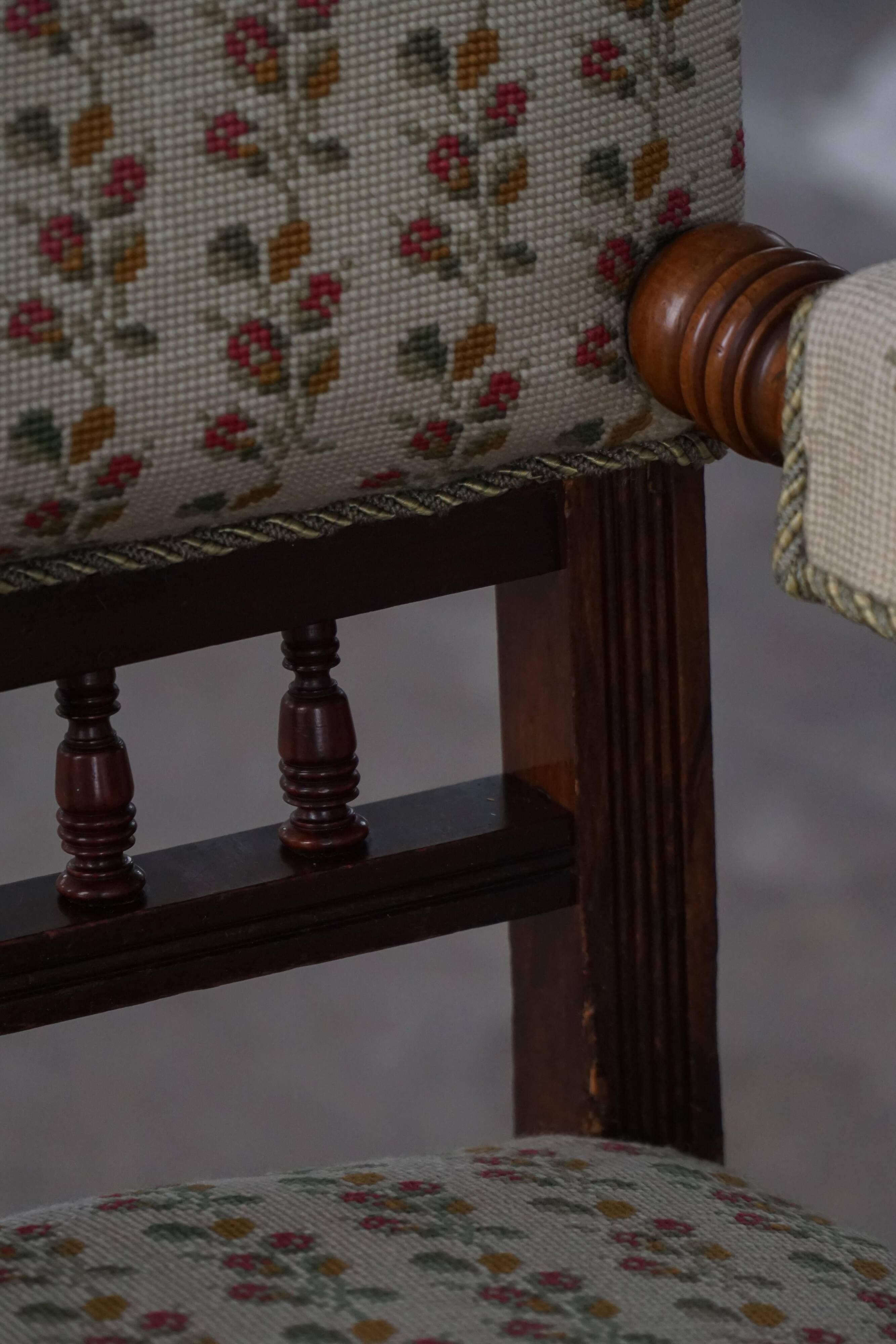 Fauteuil danois moderne en bois tourné avec tissu floral, début du XXe siècle