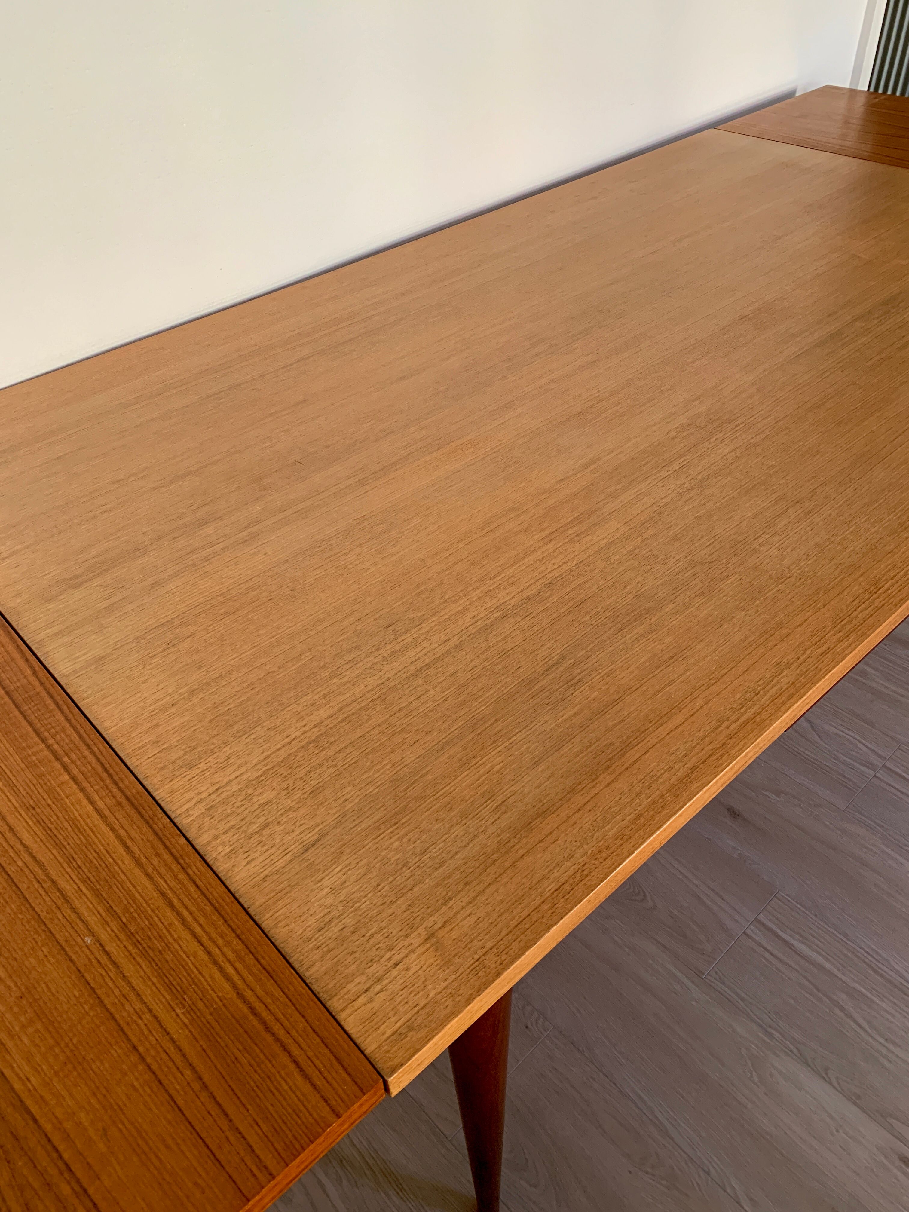 Expandable teak dining table