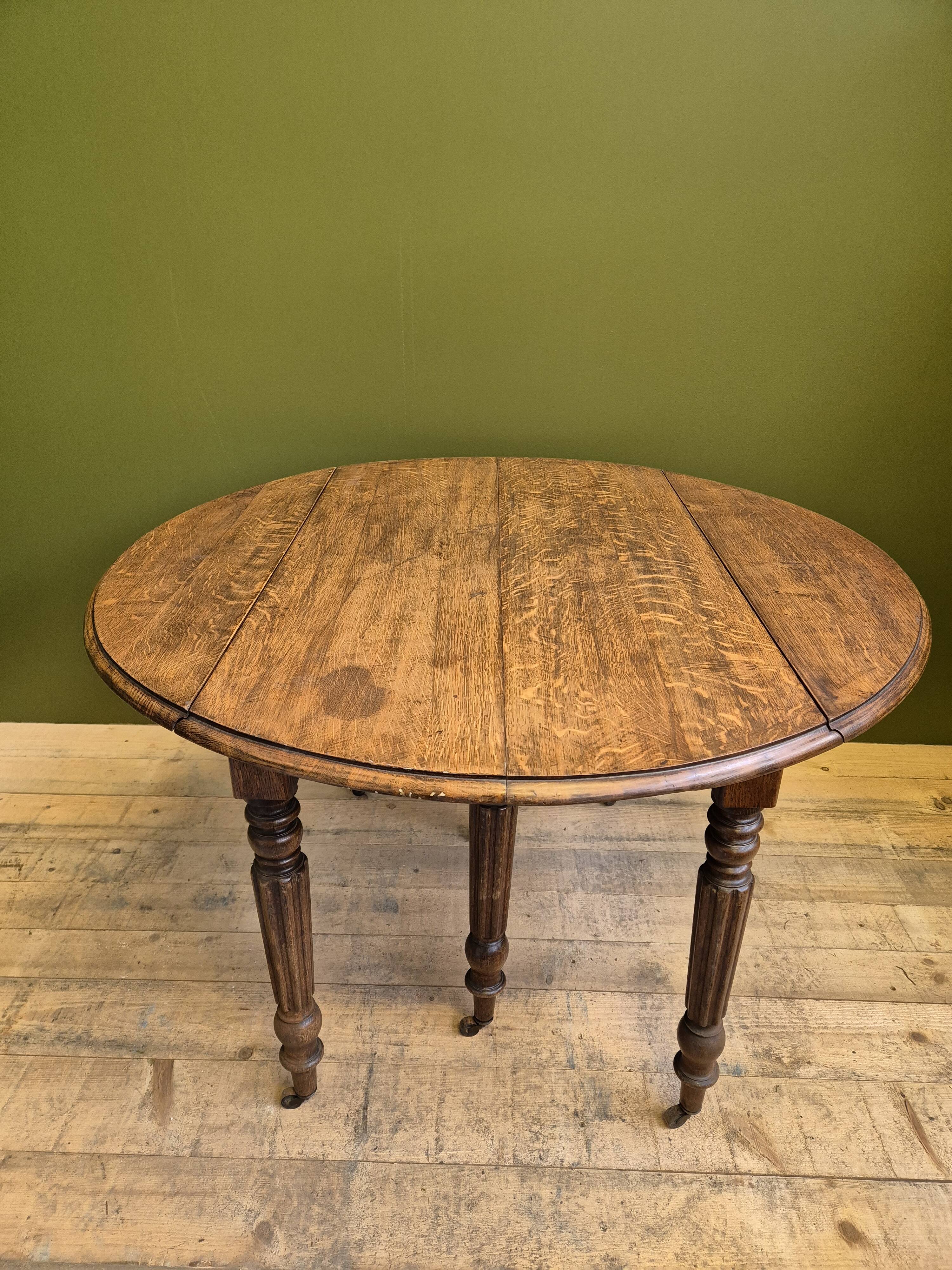 Round/rectangle table with extensions on casters