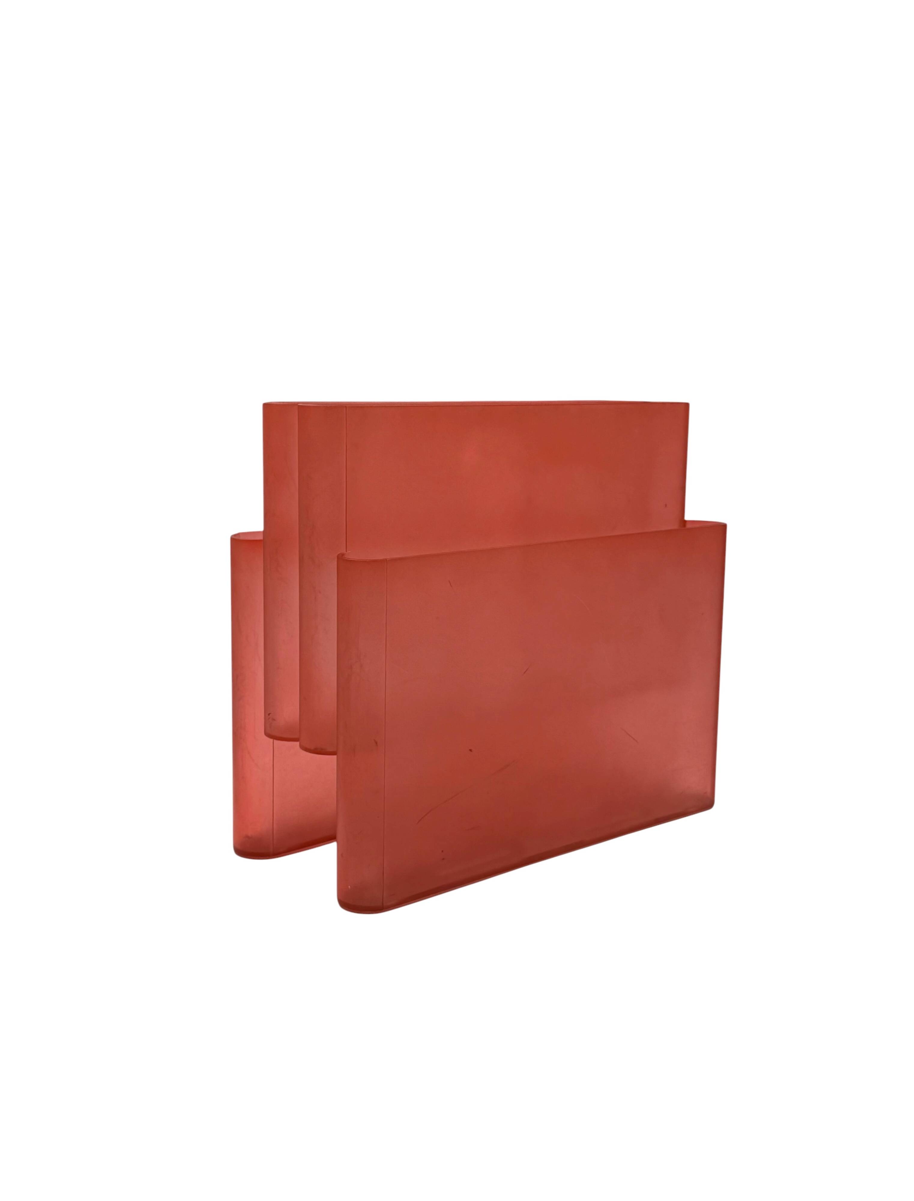 Space age pink plastic magazine rack, Giotto Stoppino, Kartell 1970s