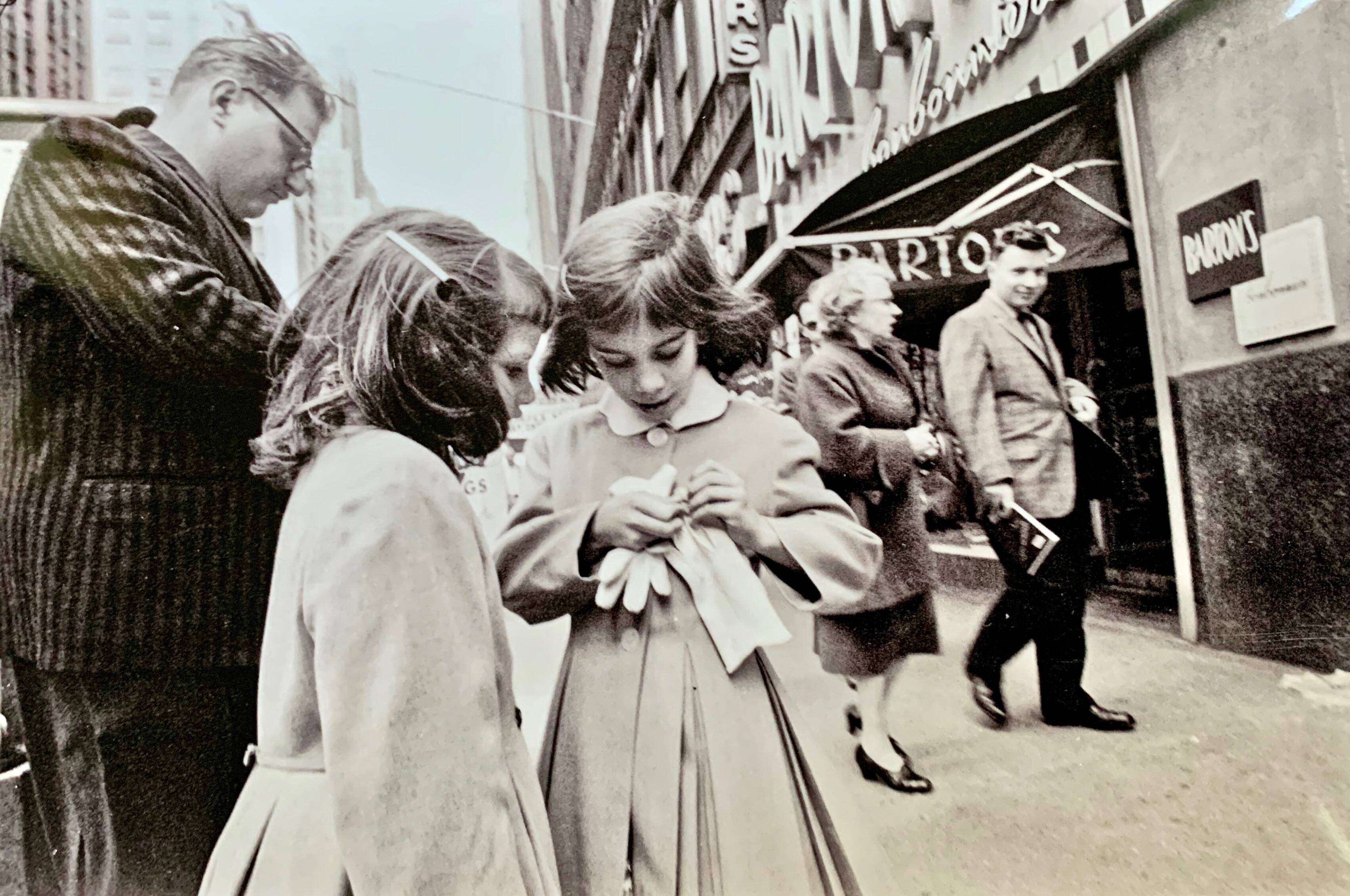 White Gloves and Sweets – New York, 1961 Urban Elegance and Tenderness