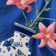 Peinture sur toile Lys et drapé bleu