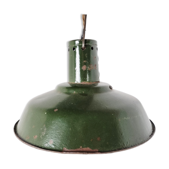 Suspensios industrielle vintage en émail vert foncé.   Les lampes émettent une lumière douce grâce au