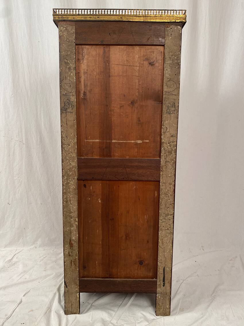 Elégant chiffonnier de style Louis XVI fin XIXe