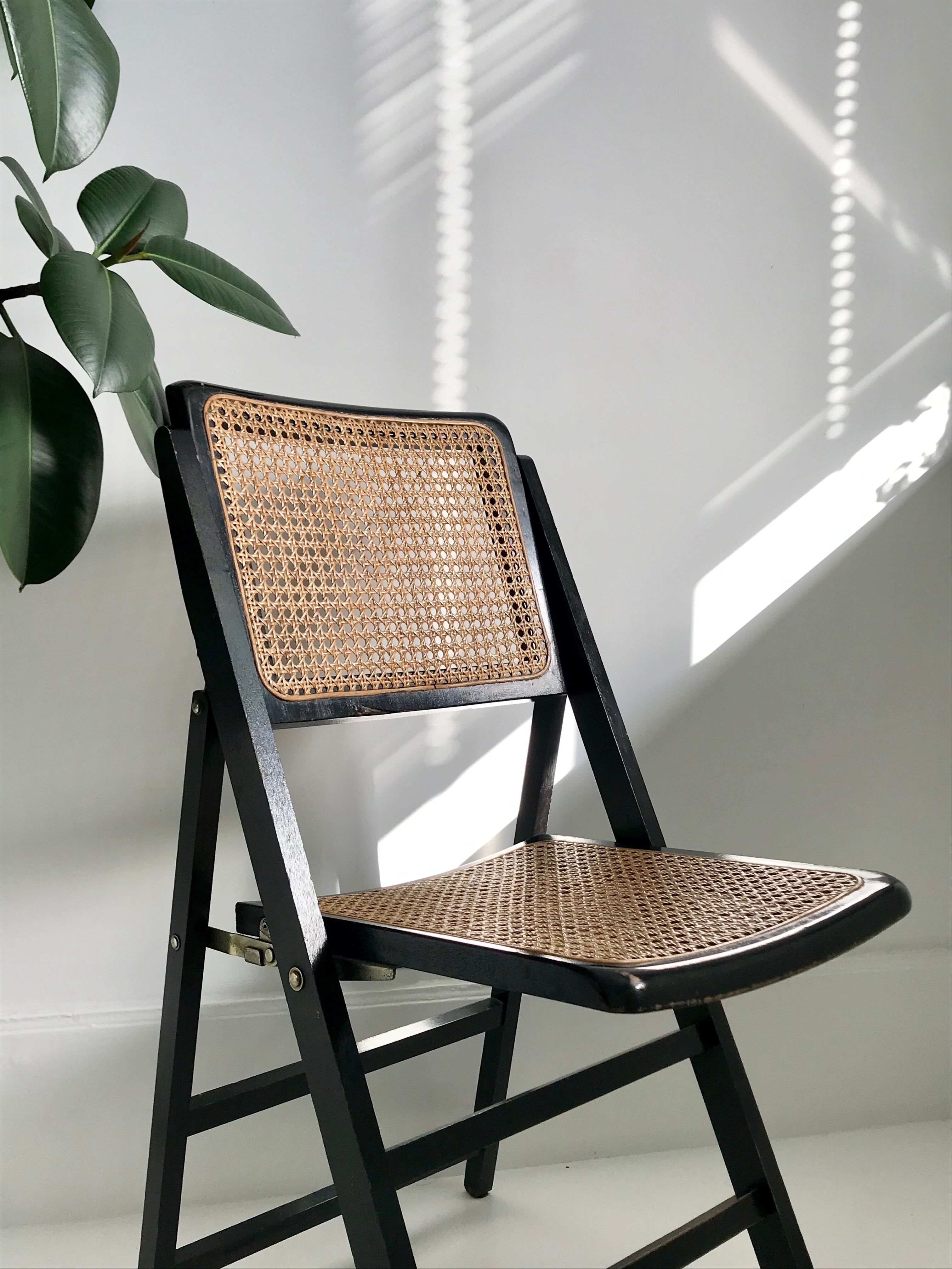 Chaise pliante cannée