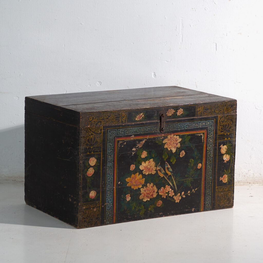 Coffre ancien peint en bois de pin – Chine, vers 1900