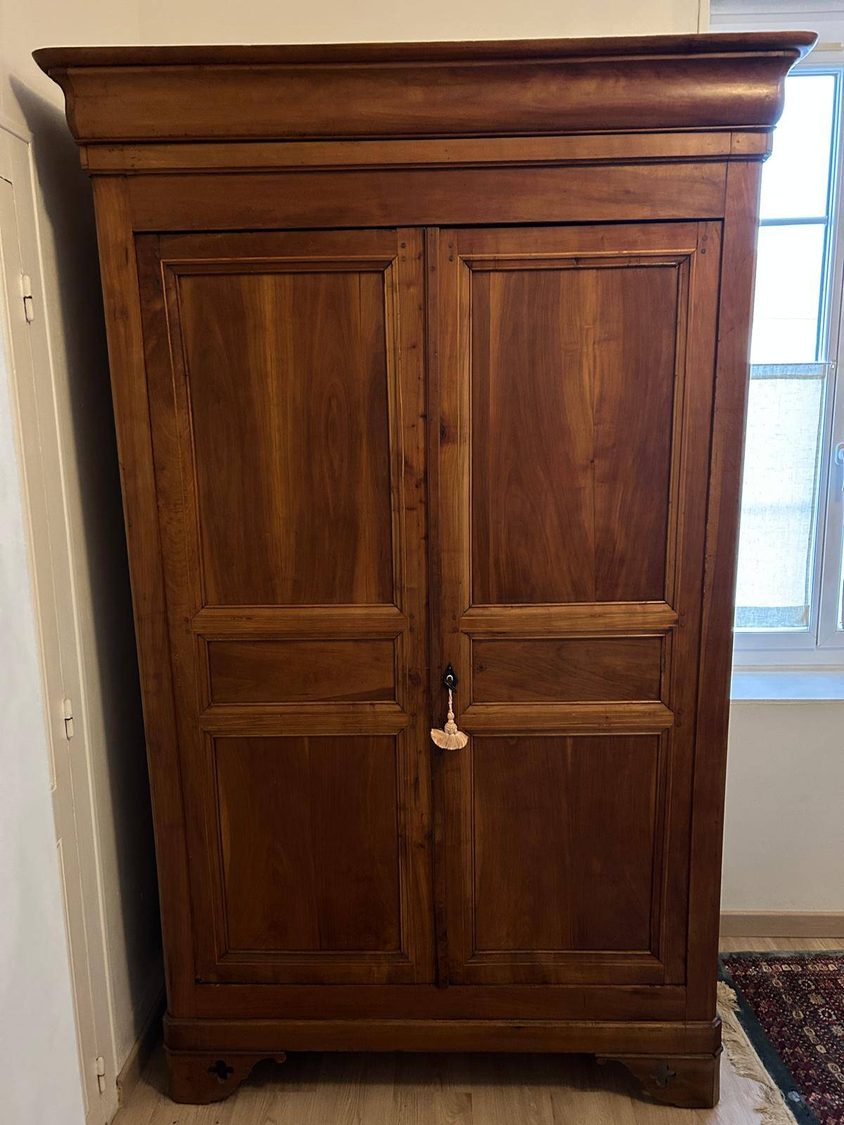 Antique wardrobe from the late 19th century in solid wood.