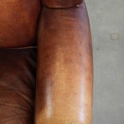 Fauteuil à oreilles en cuir de vache confortable dans le style anglais