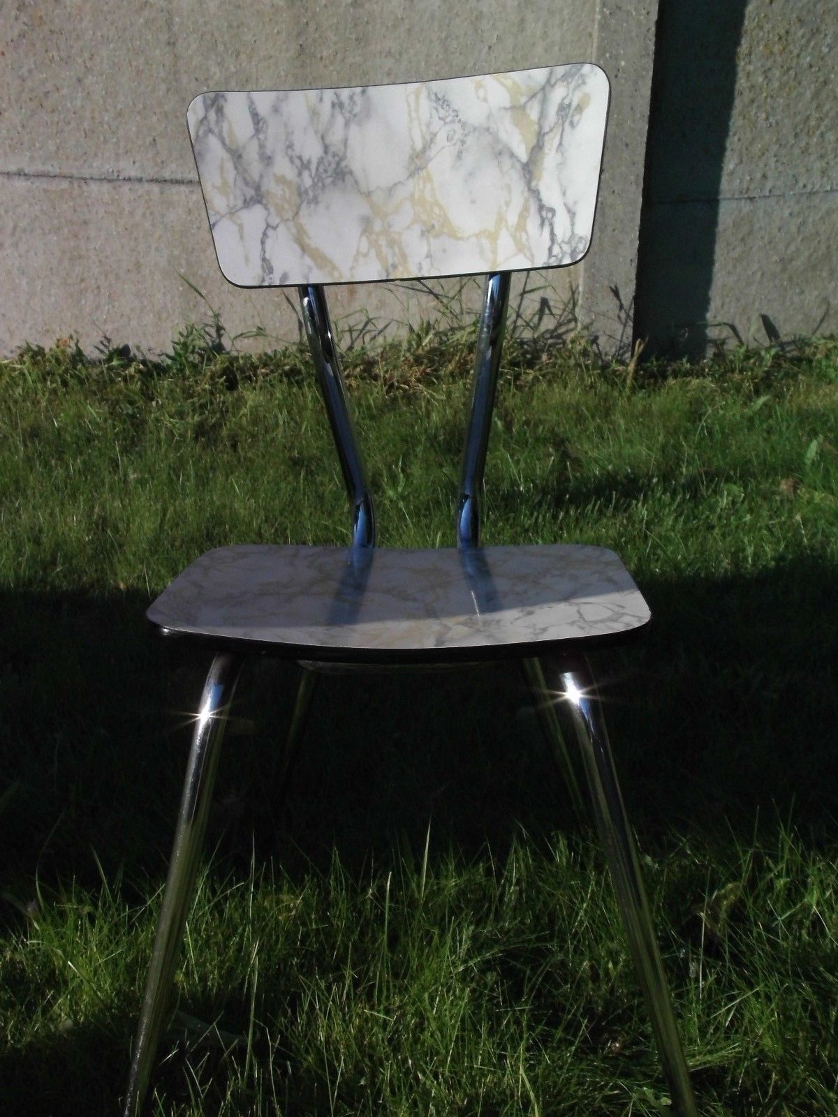 Table formica marble and 4 matching vintage chairs