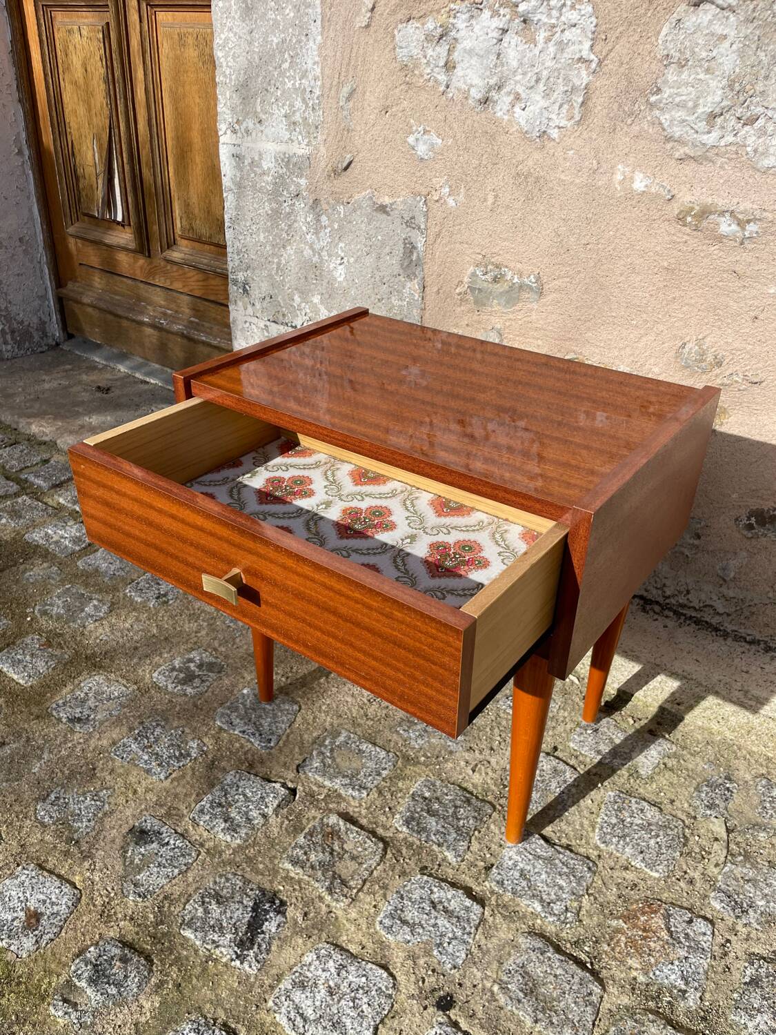 Table de nuit en bois et métal doré