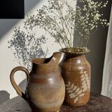 Vase en grès à motifs végétaux stylisés