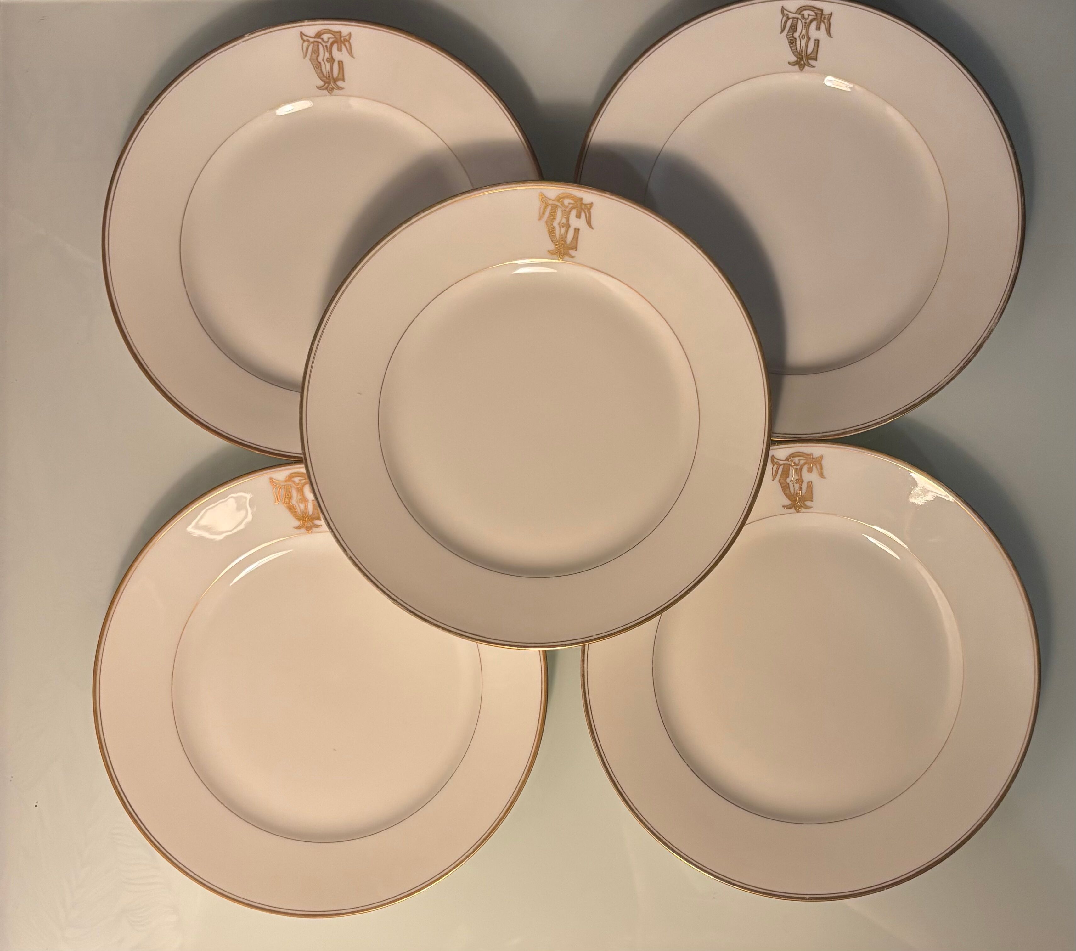 Service à thé en porcelaine (Limoges) 35 pieces monogrammè à liseré doré
