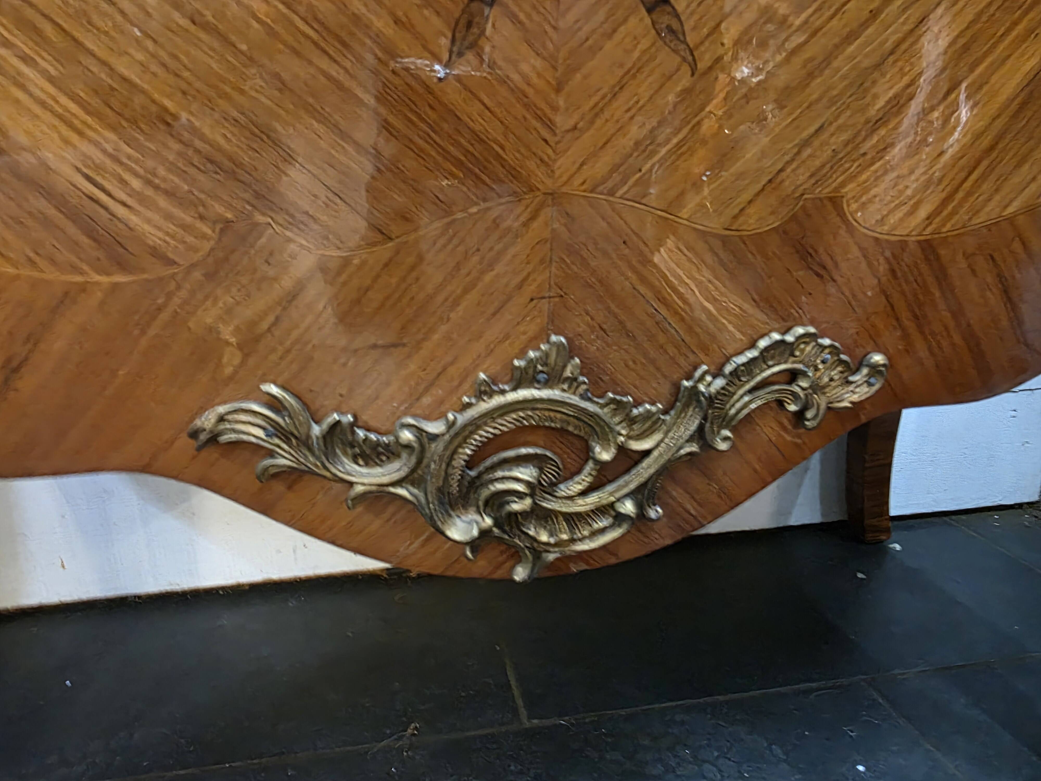 Louis XV style curved chest of drawers in marquetry