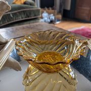 Coupe en verre ambré floral – années 1960-1970