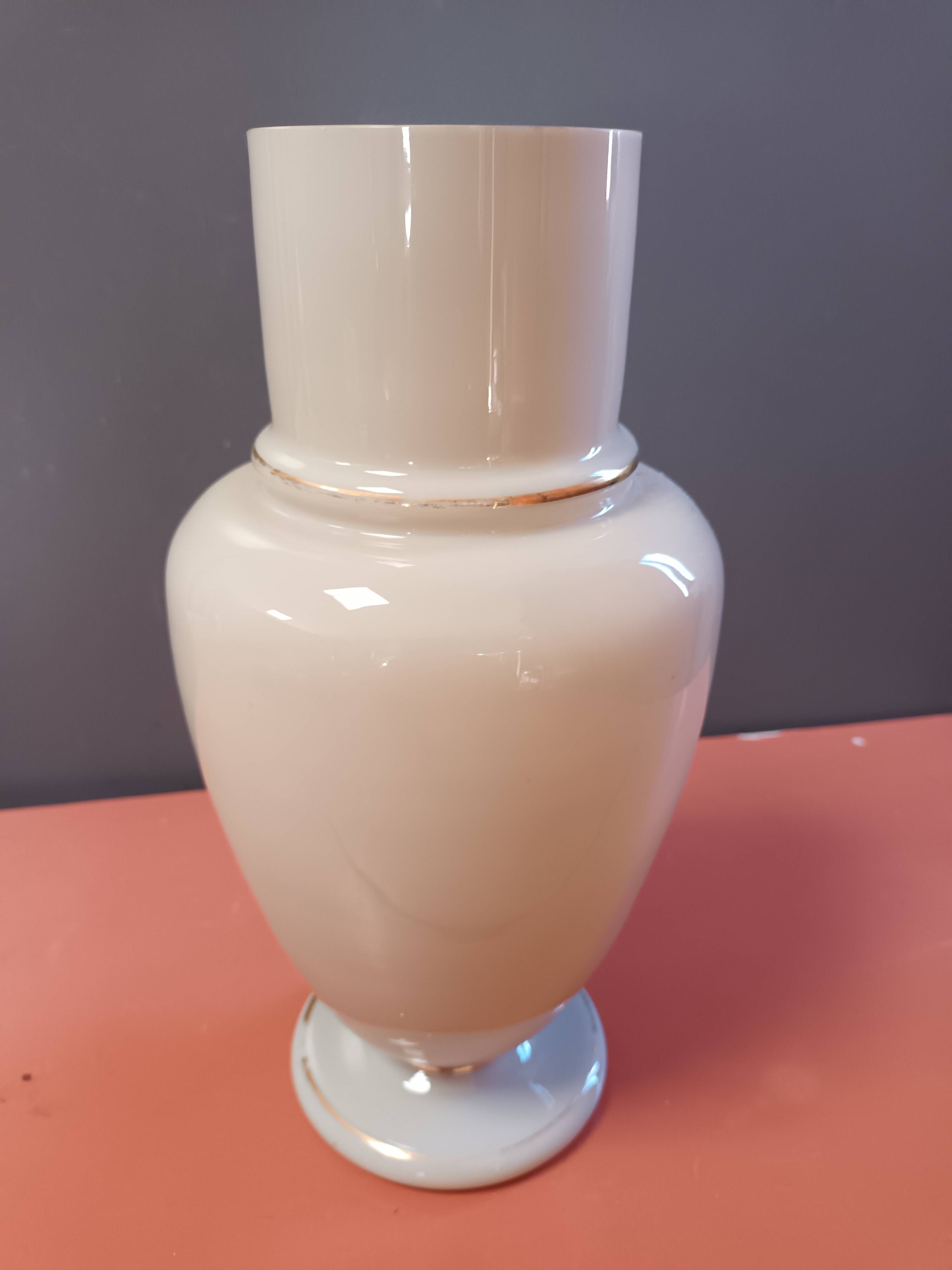Vase opaline émaillée  papillon
