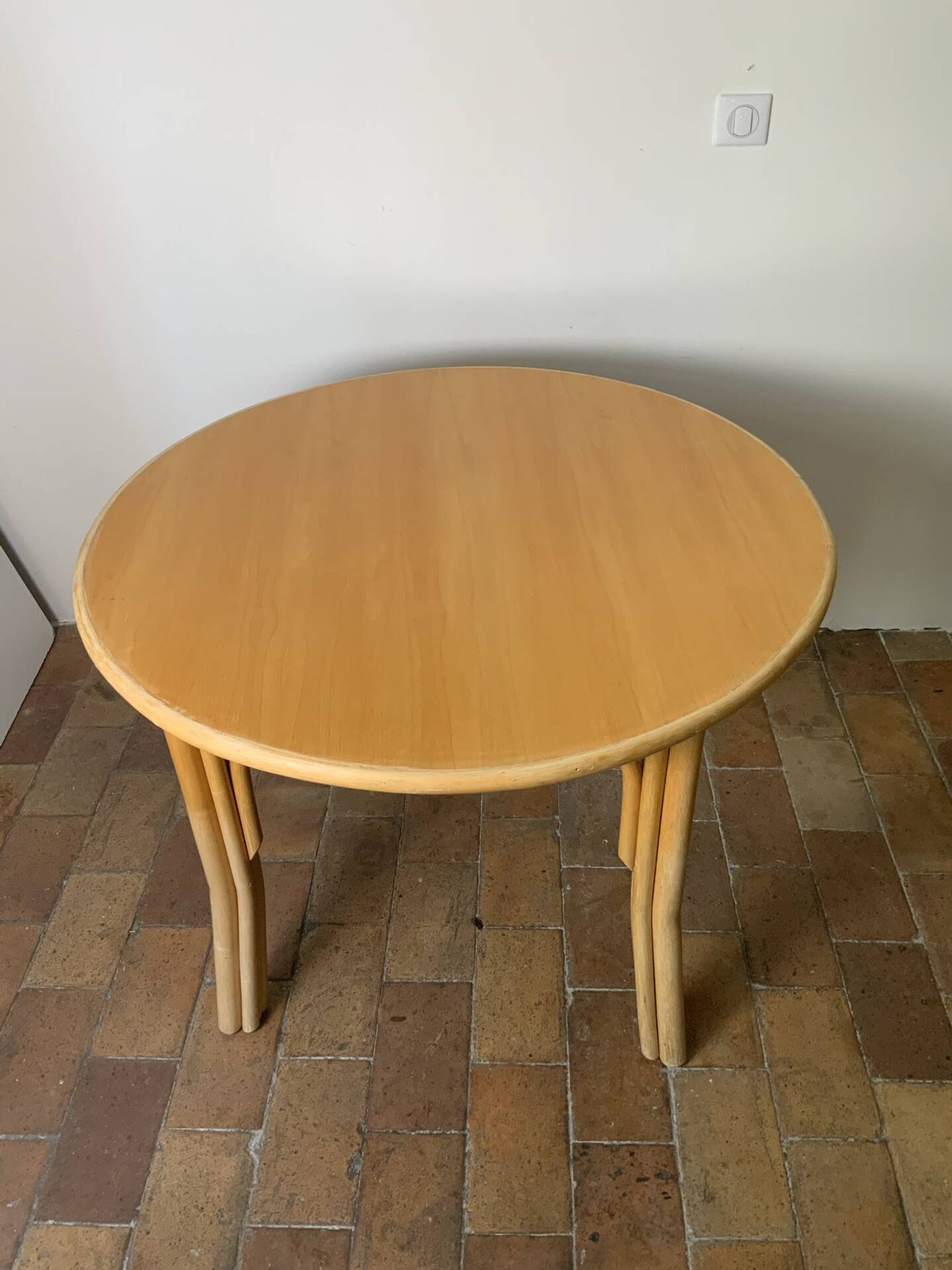 Round dining table