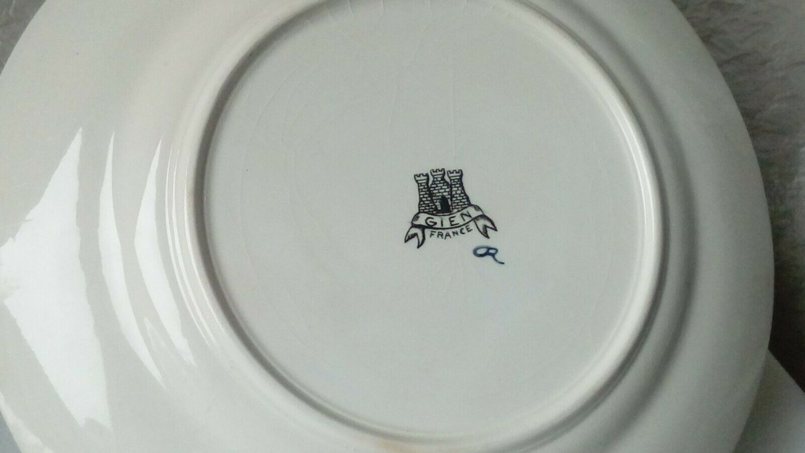 Flat plate in faience of gien the wagtail old signature