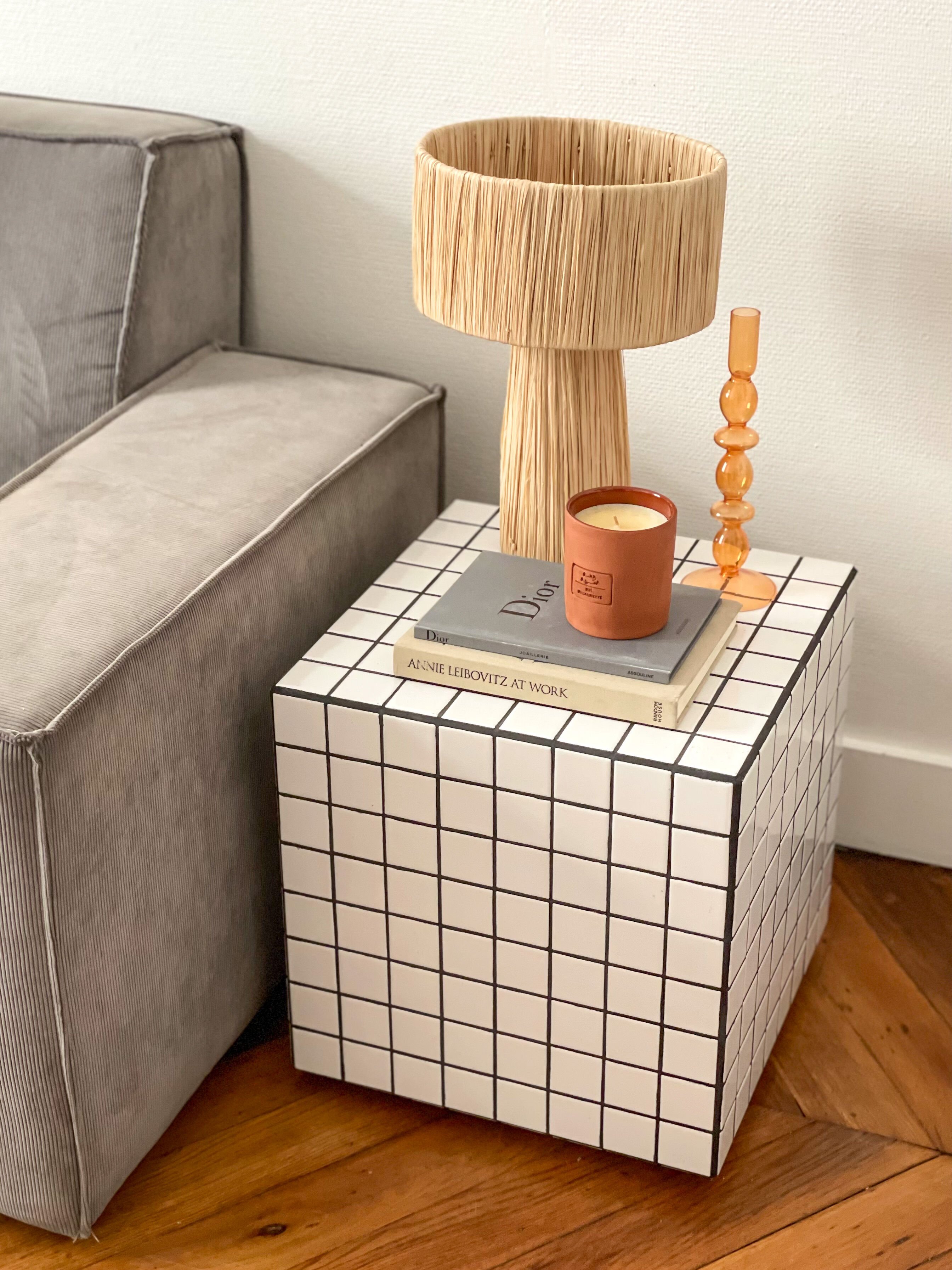 Table d'appoint cube Lulu carrelage mosaïque blanc joint noir  bout de canapé