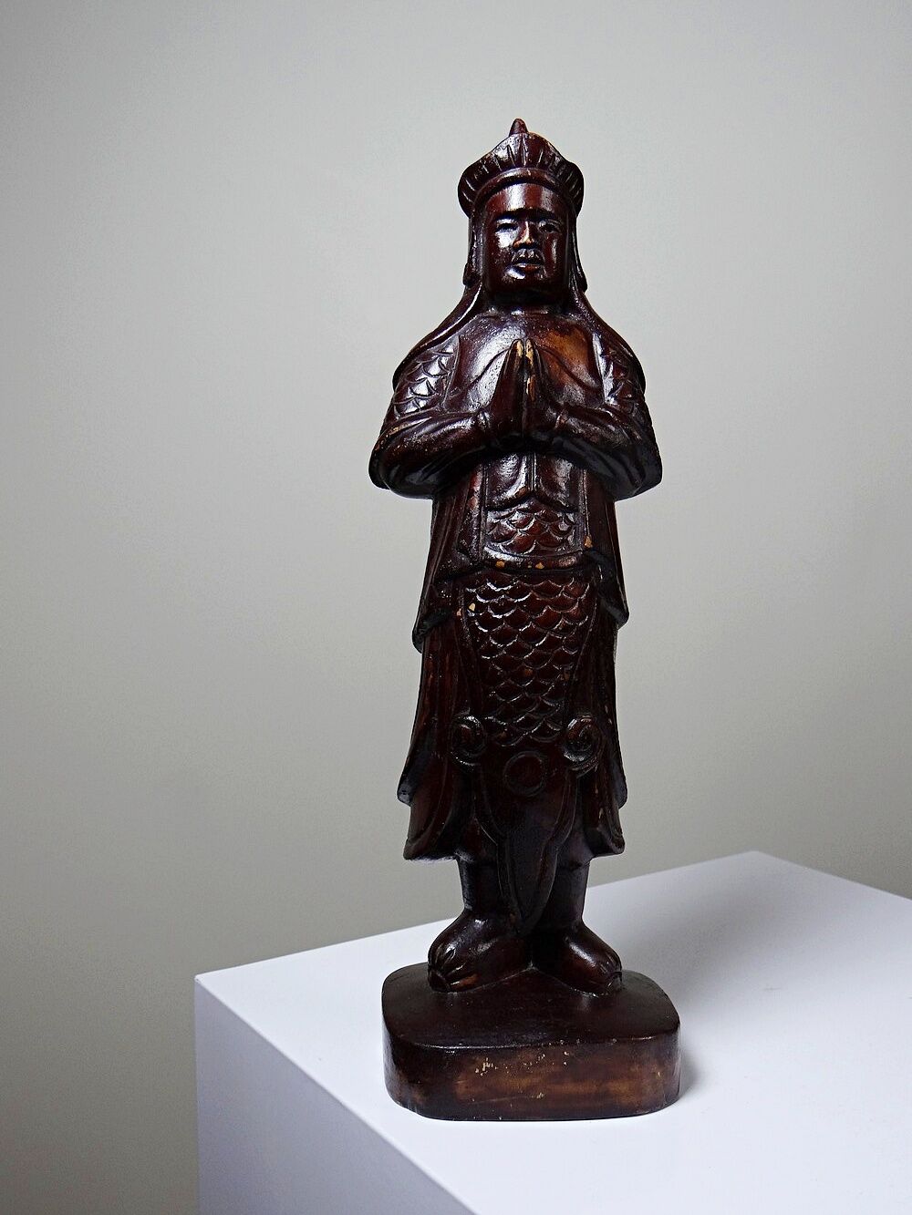 Asian statuette, popular art in carved monoxyle wood, vintage 1930-1960.