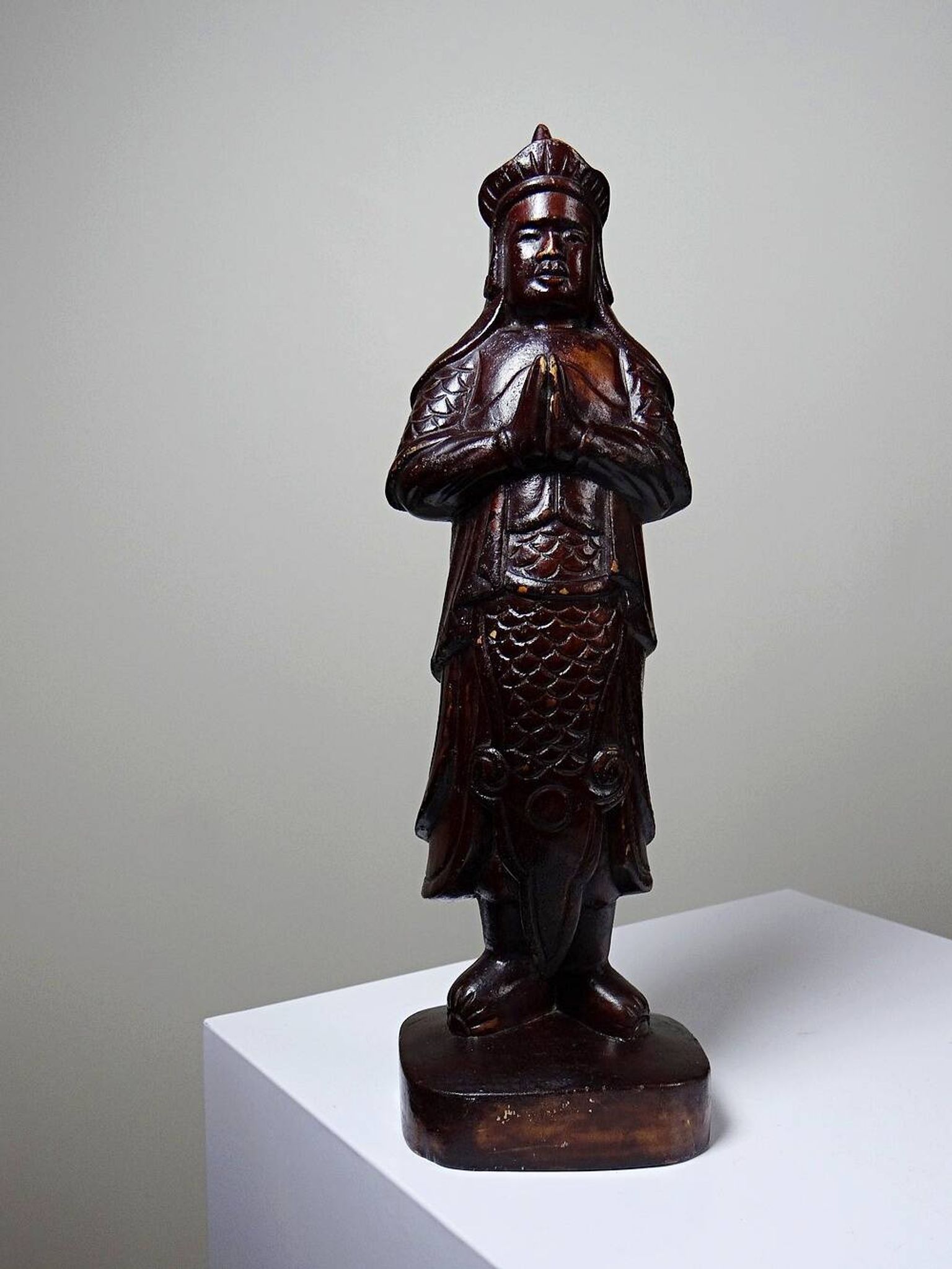 Asian statuette, popular art in carved monoxyle wood, vintage 1930-1960.