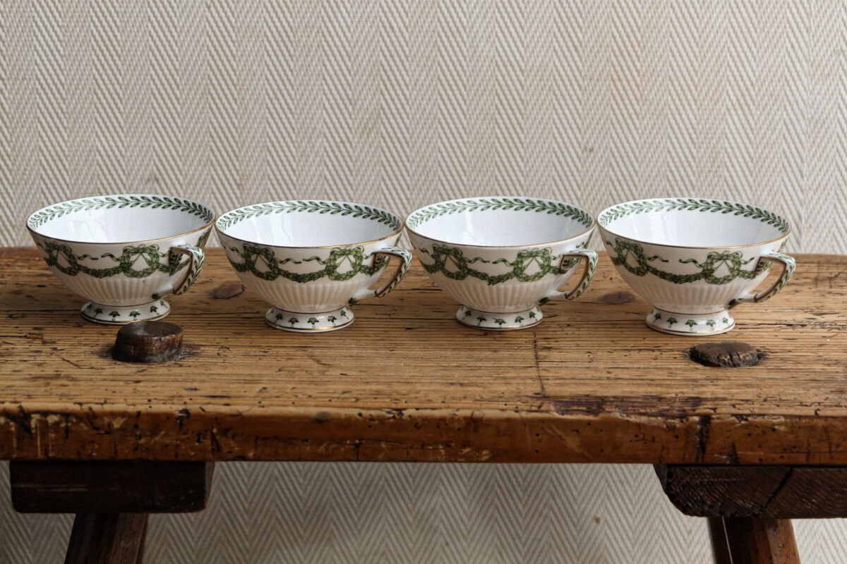 Set of cups and saucers, Sarreguemines porcelain, decoration "laurels"