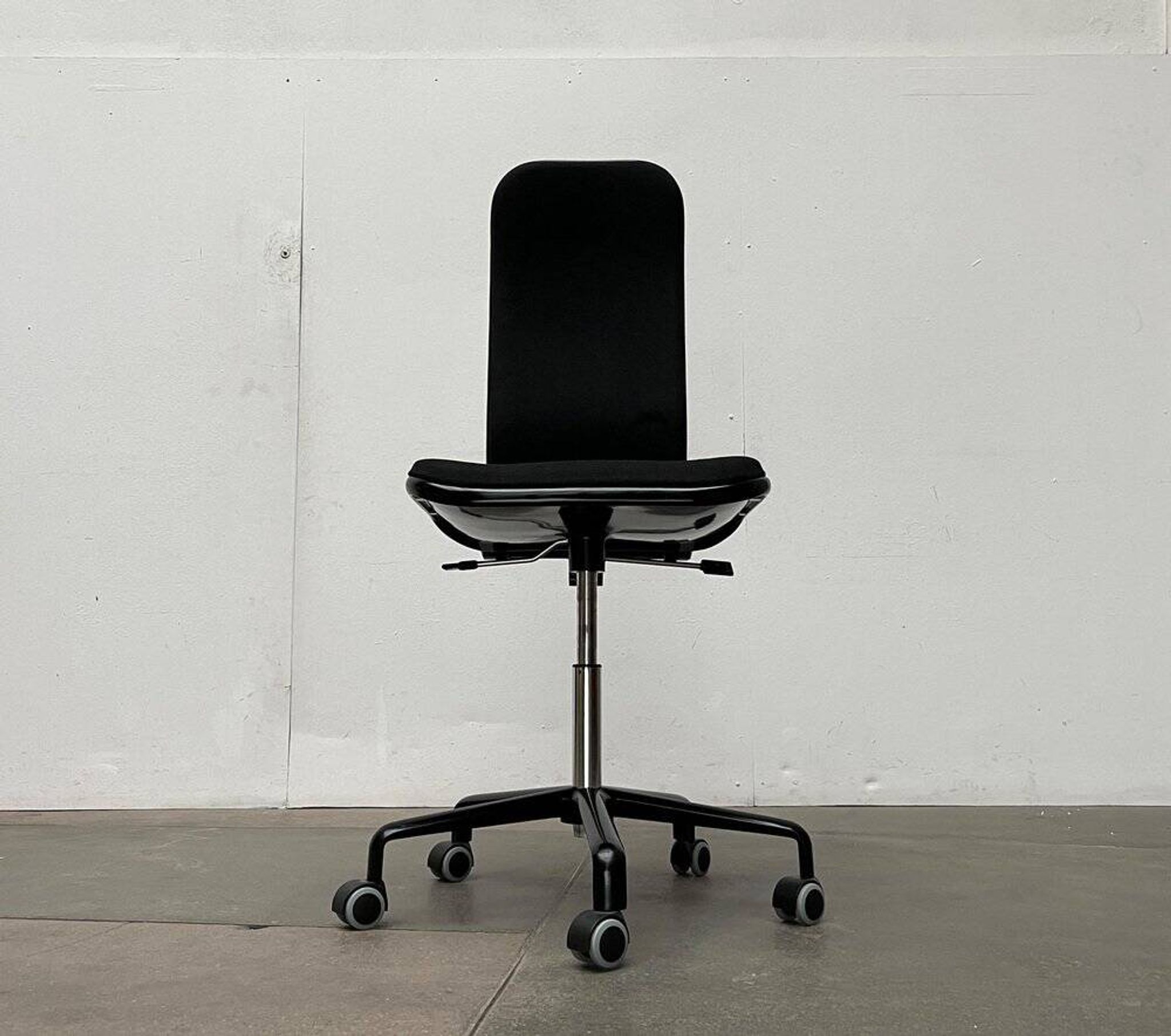 Vintage swivel office chair Supporto Series by Frederick Scott for Hille, 1970s
