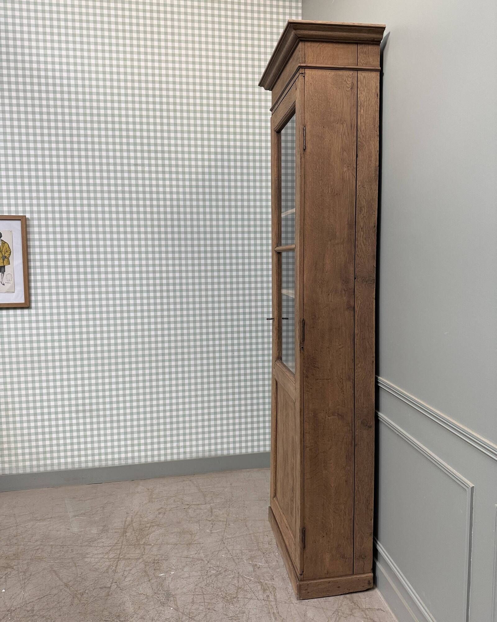 High glass-fronted oak cabinet (renovated)