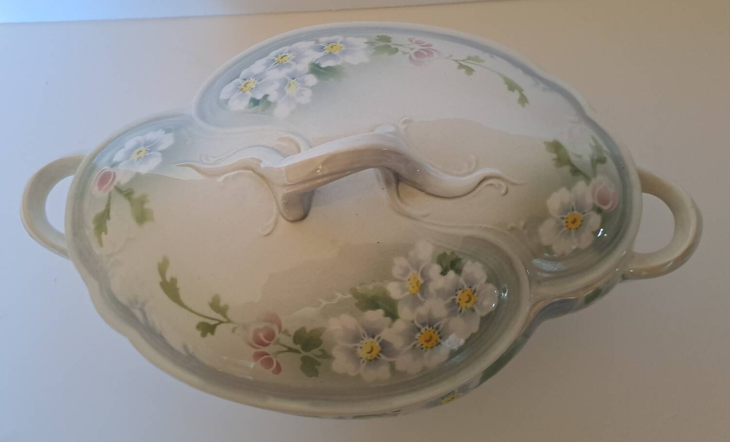 Keller and Guérin Lunéville soup tureen, Pommier model.