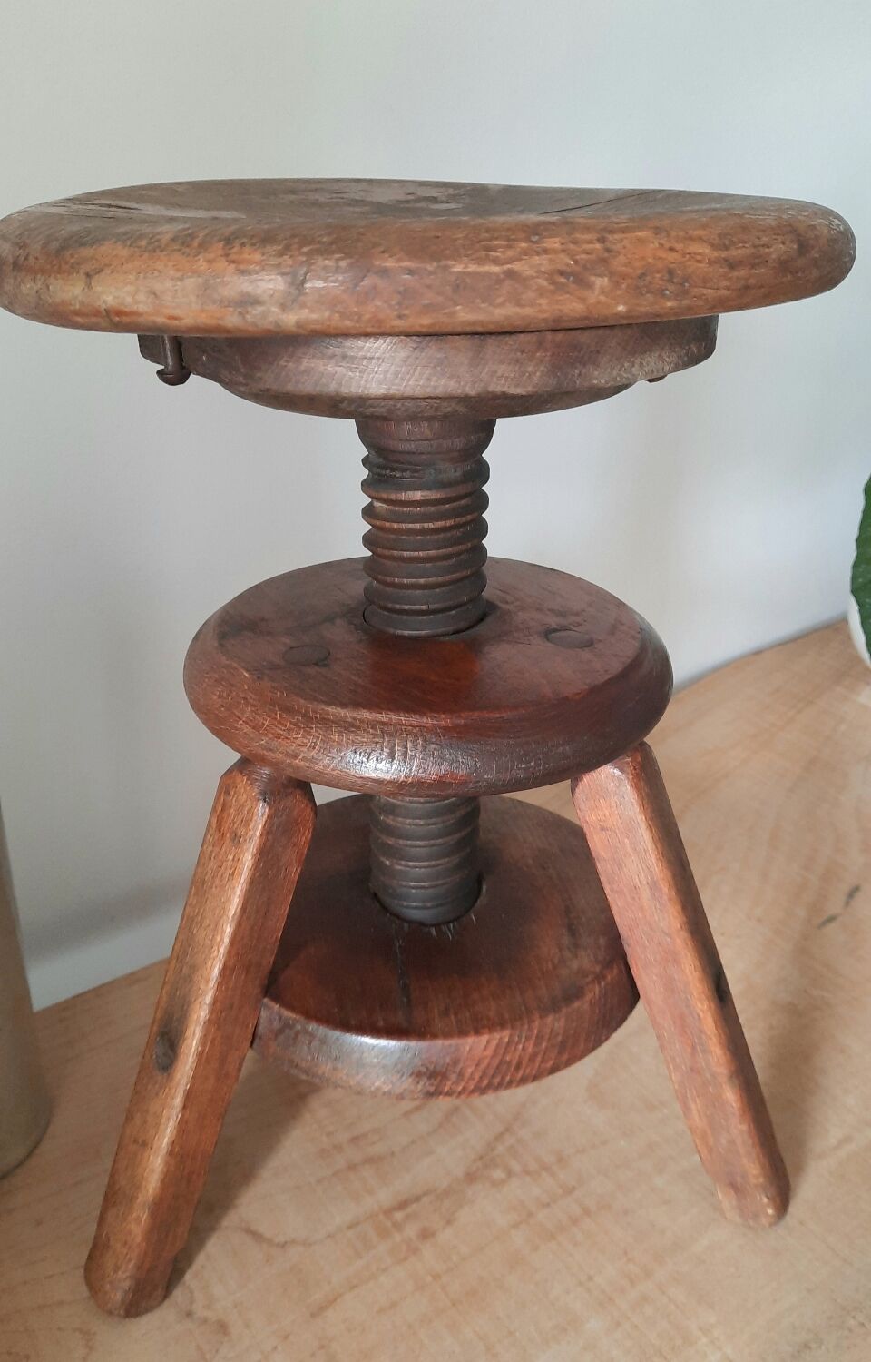 Screw tripod stool