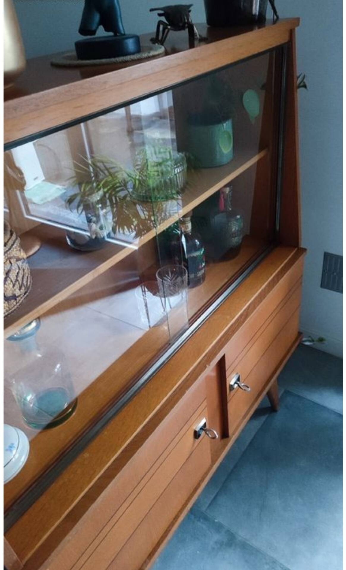 Buffet vitrine pieds compas