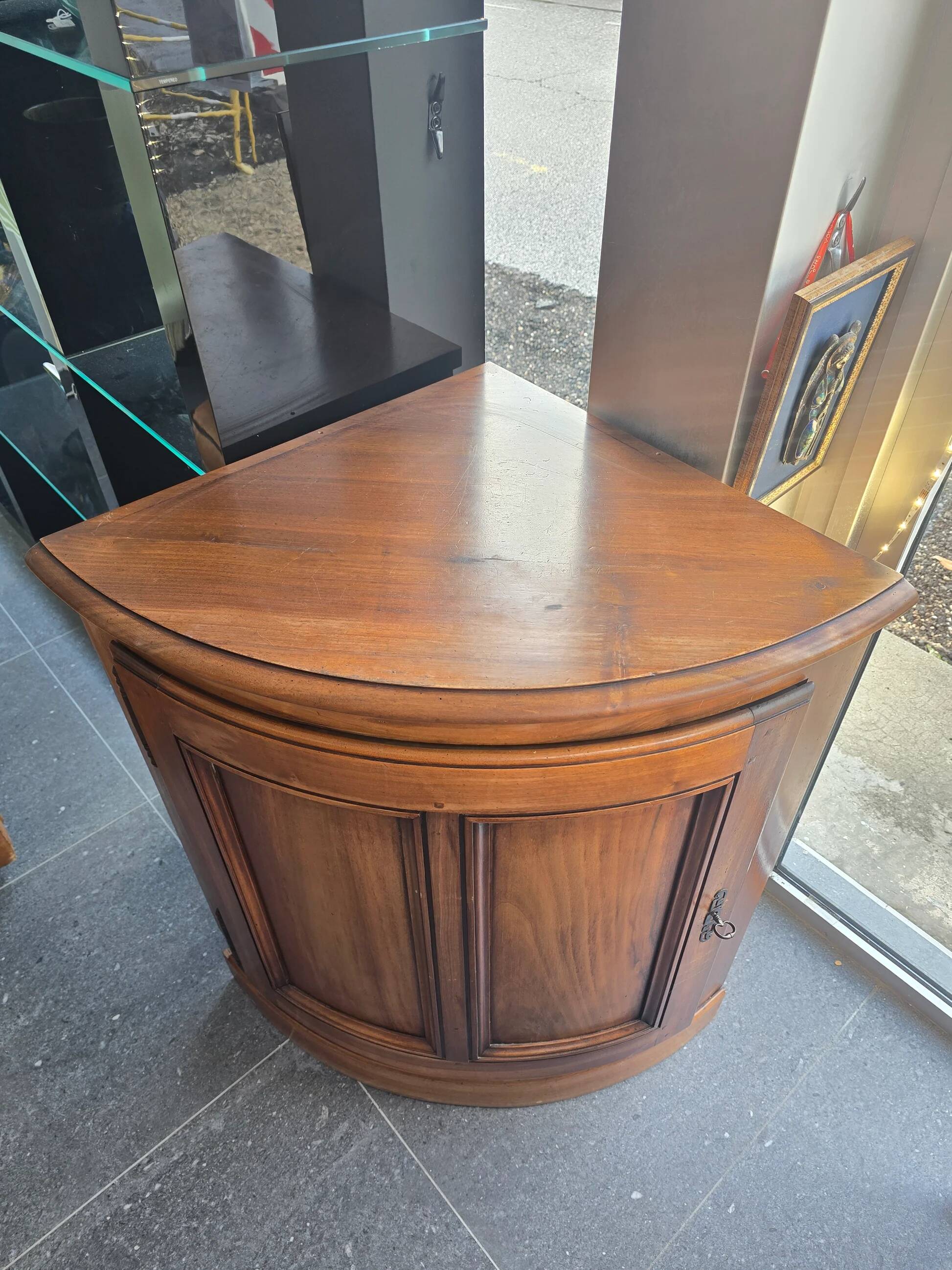 Curved wooden corner unit – Classic style