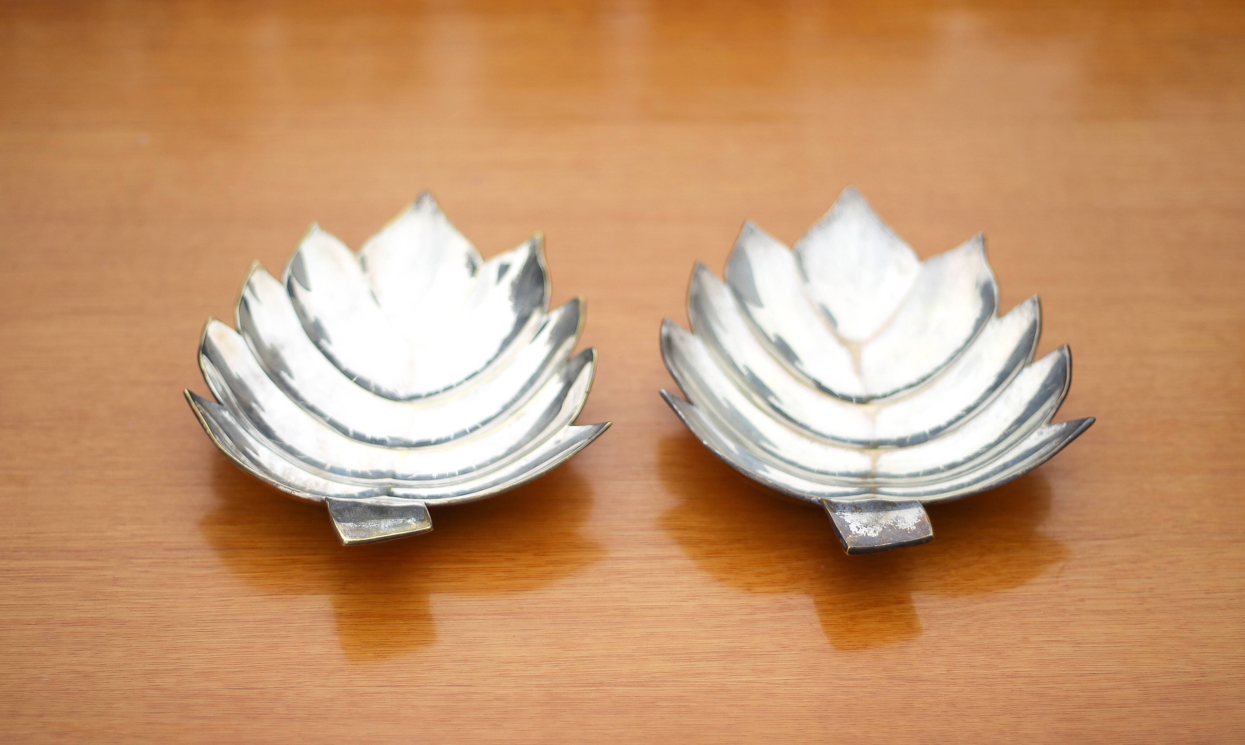 Pair of vintage leaf-shaped pockets, brass leaf cup