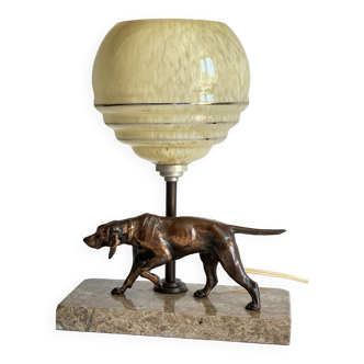 Lampe art déco sur marbre chien à l’affut