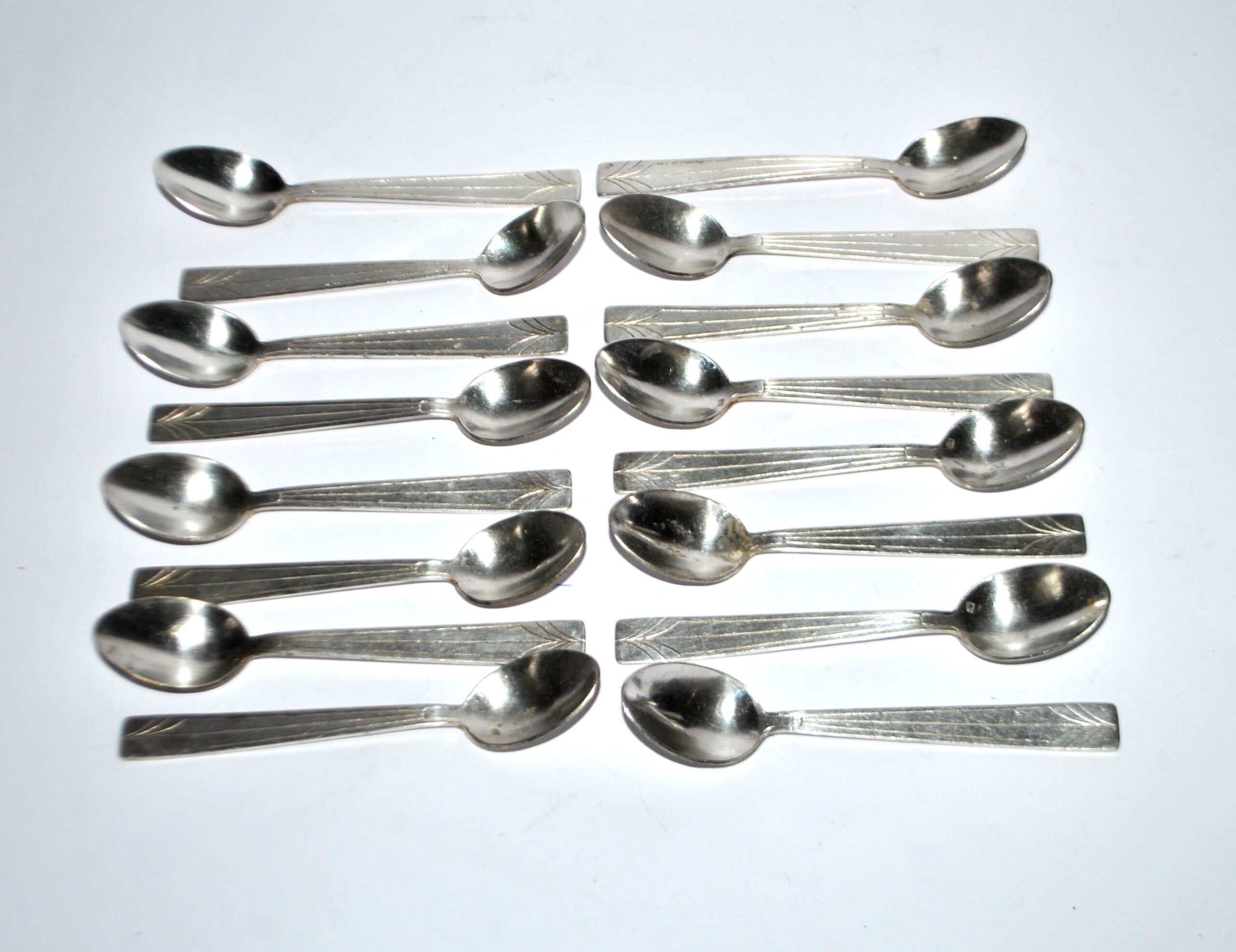 Lot de 16 cuillères à café moka Art Déco en métal argenté 12 cm