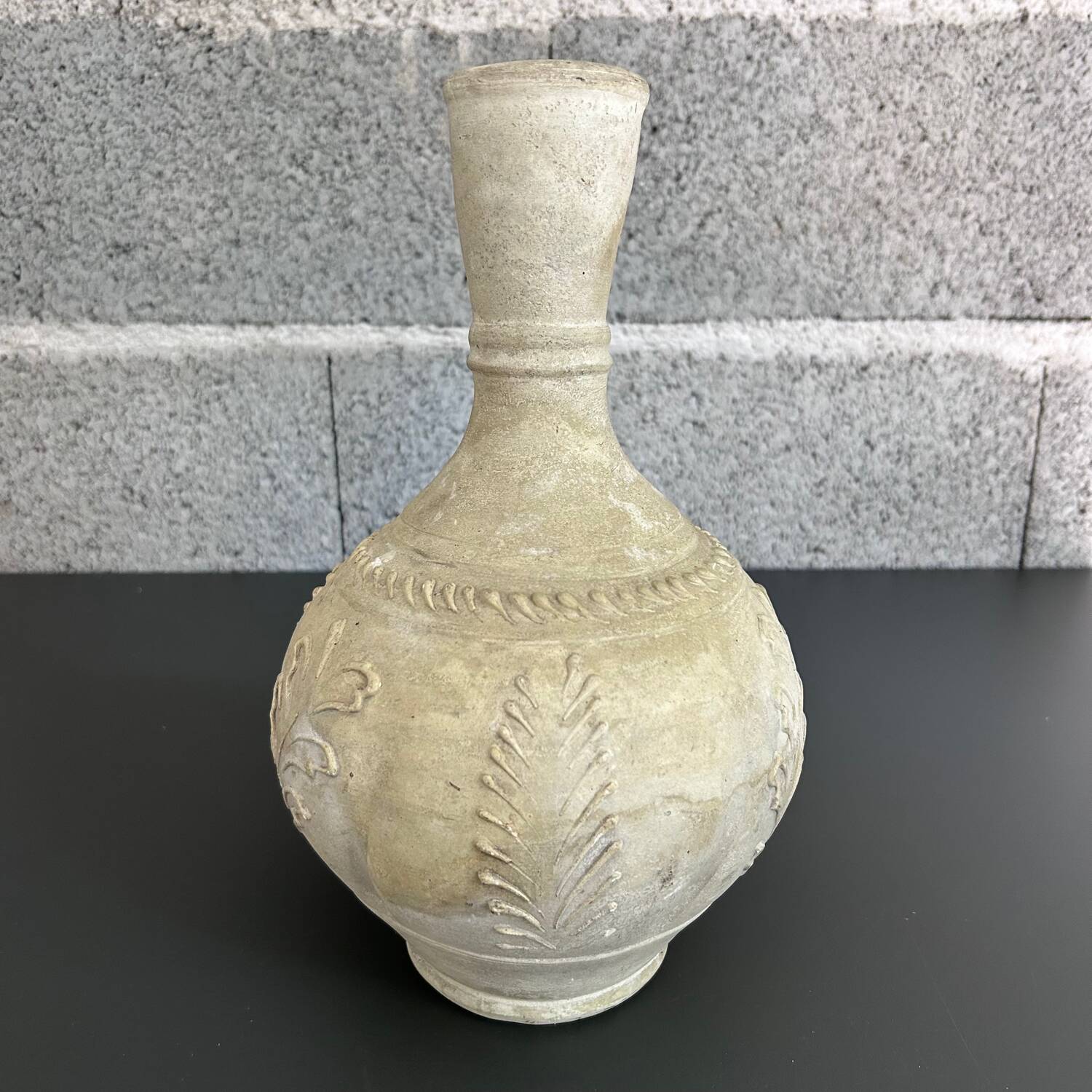 Raw vase with acanthus decoration
