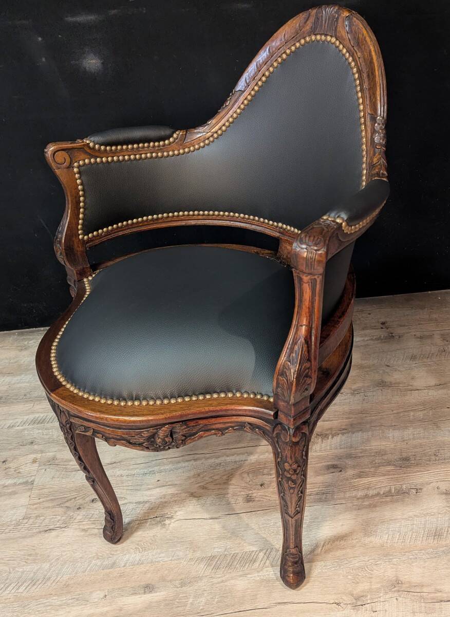 Louis XV armchair in Couillard style, from the 19th century.