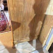 Homme debout, armoire 1 porte Louis Philippe