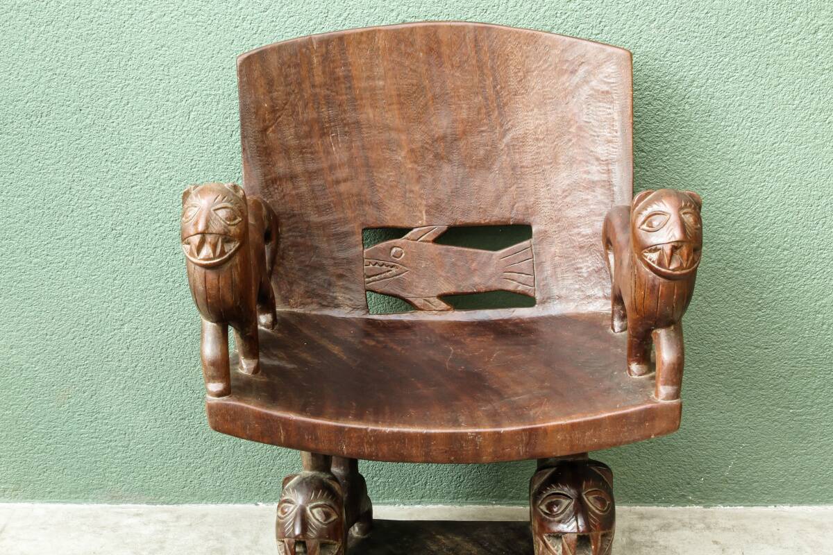 Siège africain monoxyle en bois sculpté