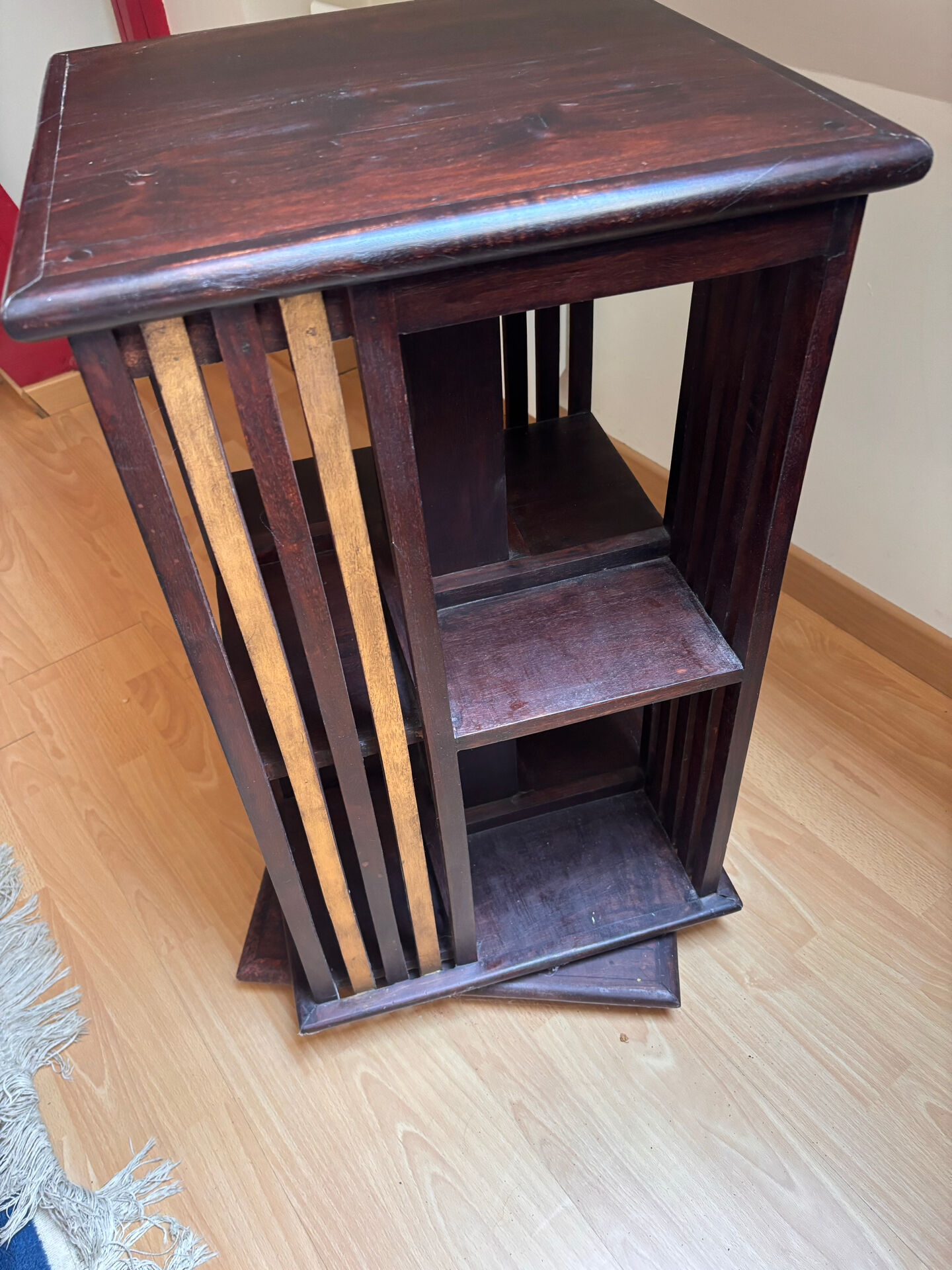 Rotating and low bookshelf