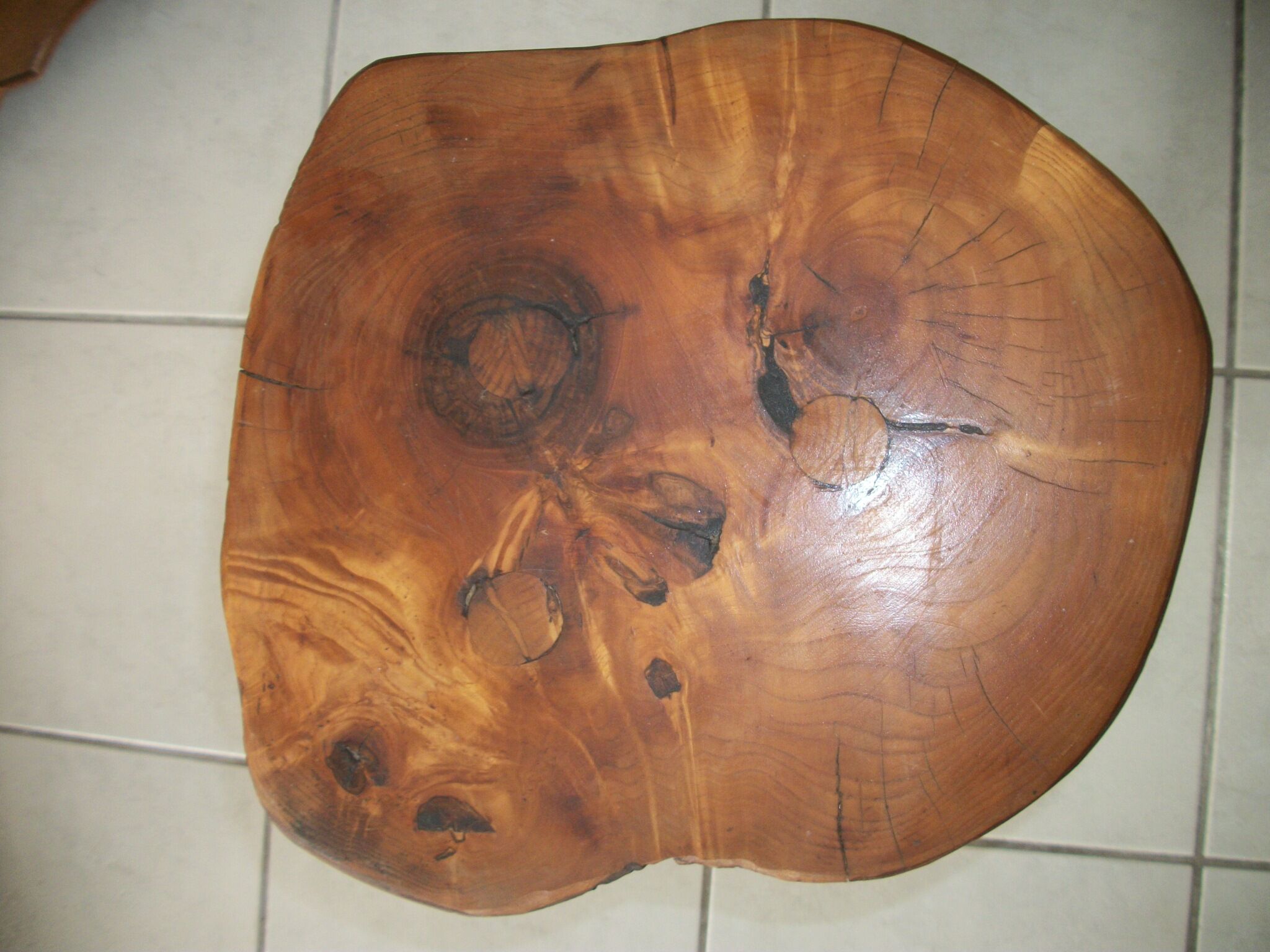 Tabouret brutaliste en bois