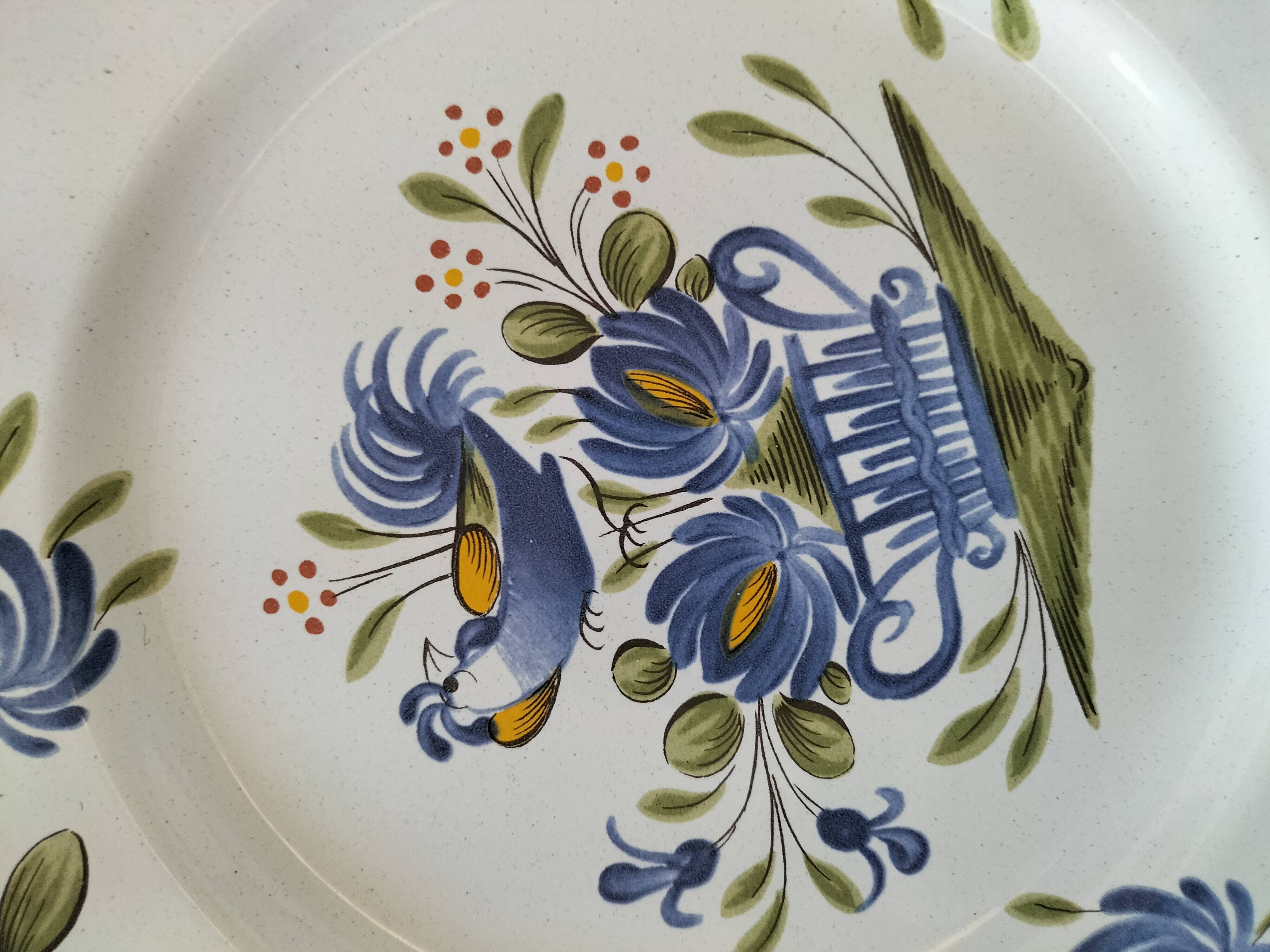 Rooster plates & baskets, earthenware in the spirit of a French bistro.