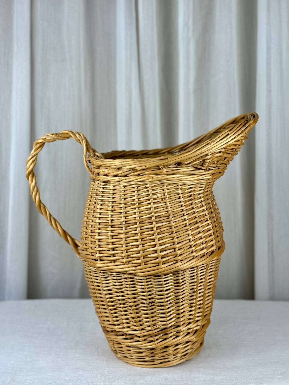 Panier en osier en forme de carafe aiguière