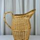Panier en osier en forme de carafe aiguière