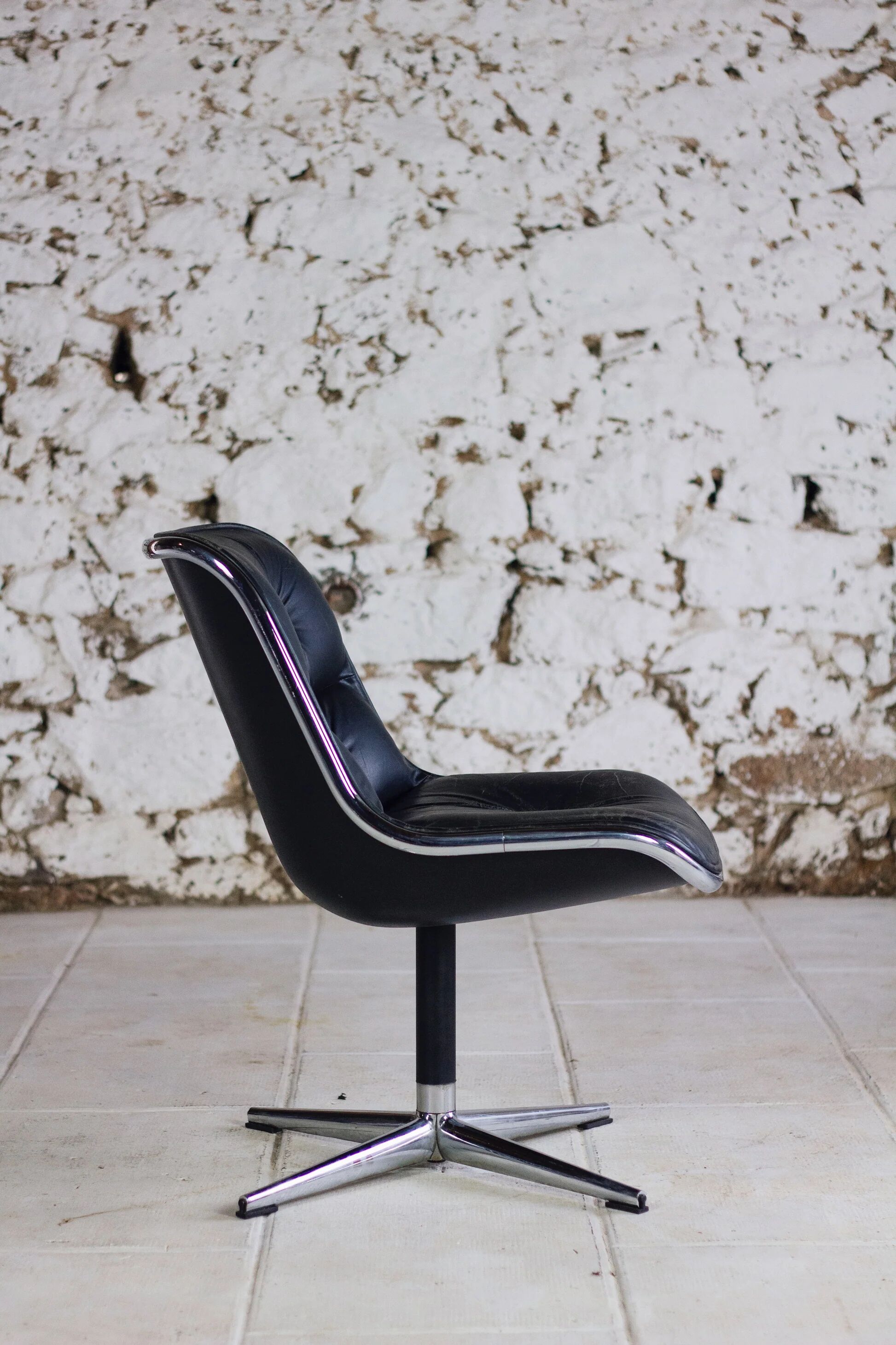 Black leather office chair by Charles Pollock for Knoll