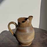 Carafe en grès du Berry beige à frises et motifs géométriques quadrillés