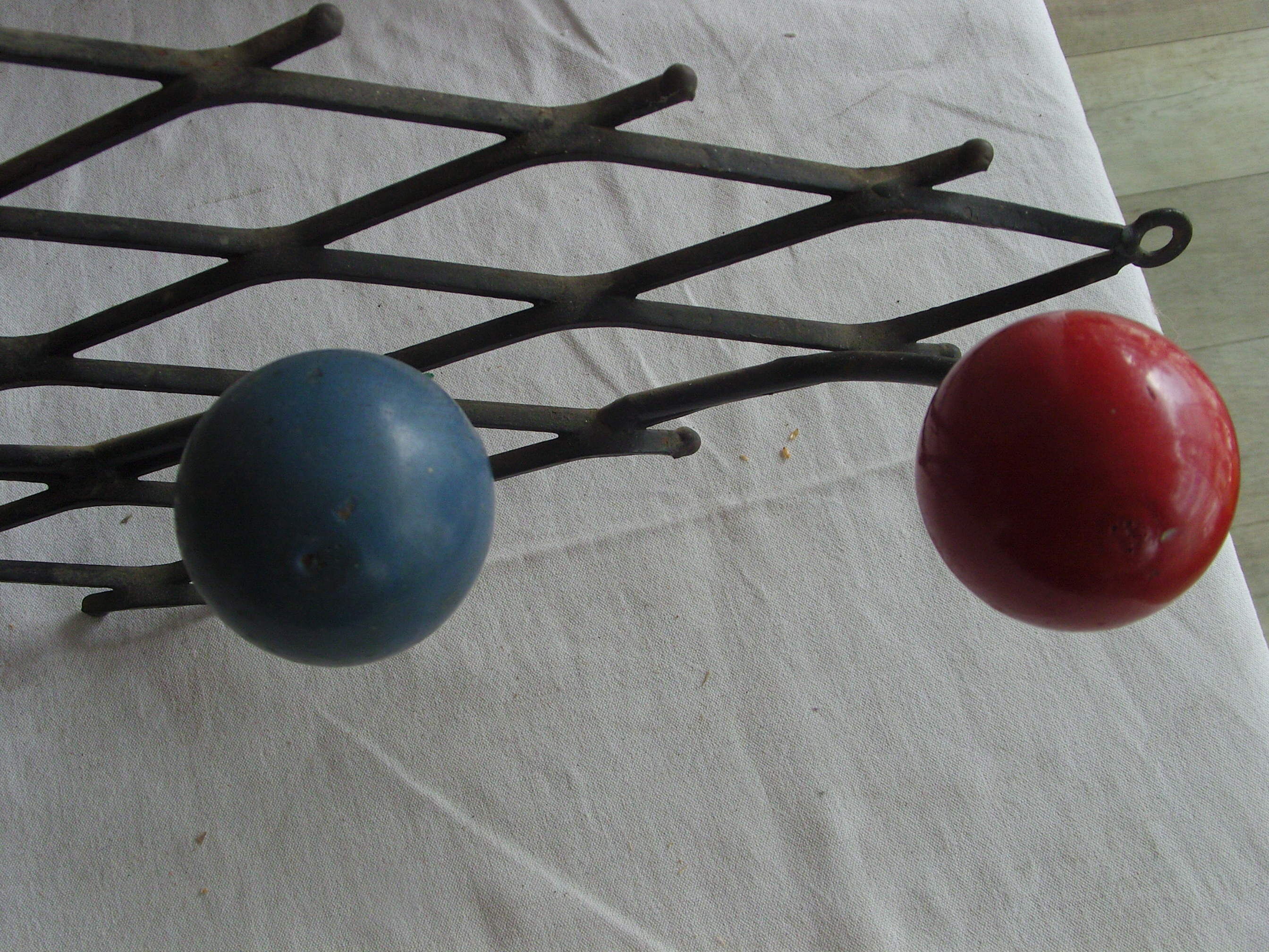 Porte manteaux mural vintage fer forgé et boule en bois de couleur rouge bleu jaune vert