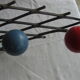 Porte manteaux mural vintage fer forgé et boule en bois de couleur rouge bleu jaune vert