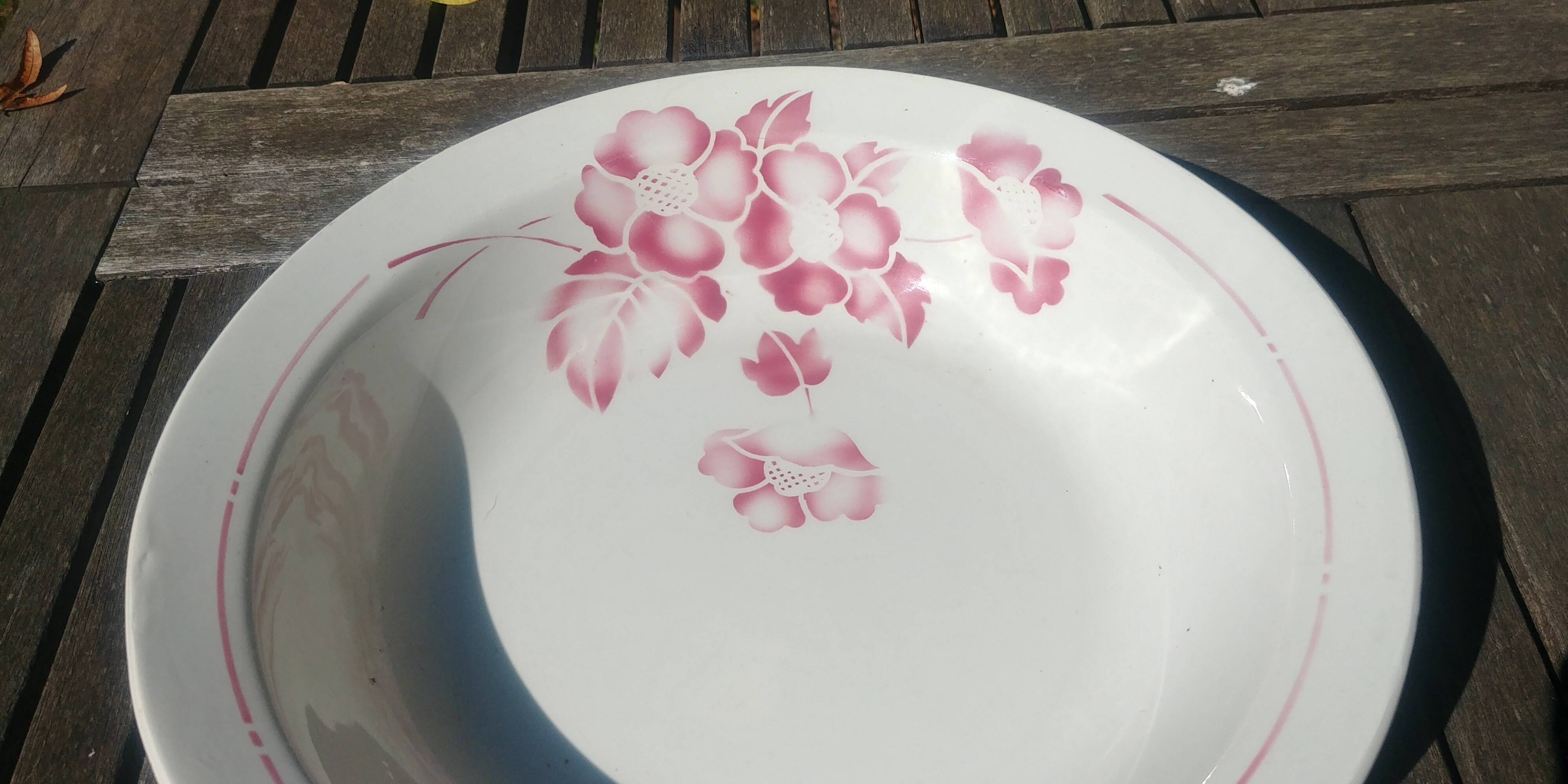 A large serving dish in Saint Amand half-porcelain edmont model